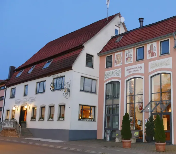 Speidel’s BrauManufaktur – Hotel & Brauerei auf der Schwäbischen Alb Außenansicht von Speidel’s BrauManufaktur mit Gasthof und Brauerei auf der Schwäbischen Alb