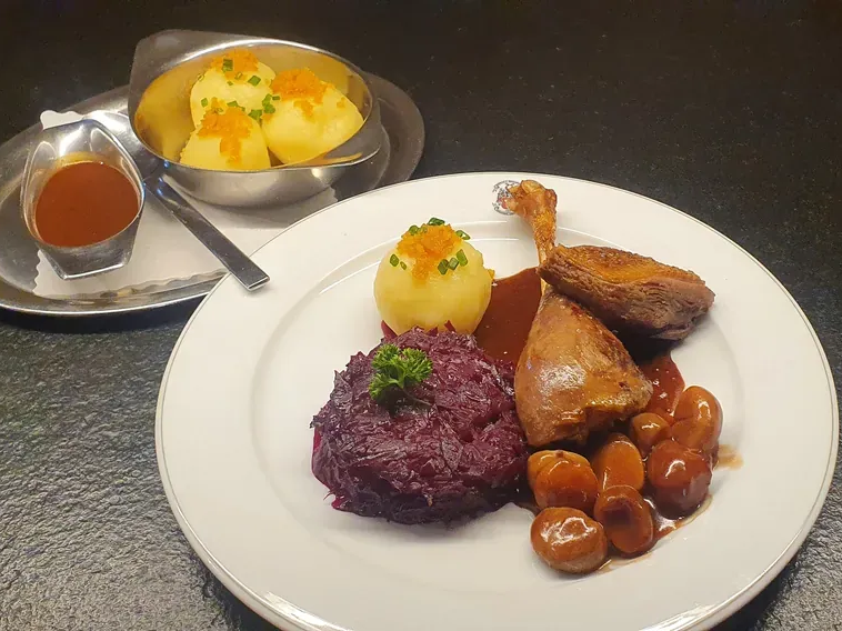 Gänsekeule mit Knödeln, Rotkraut und Bratensauce im Gasthof Lamm von Speidel’s BrauManufaktur.