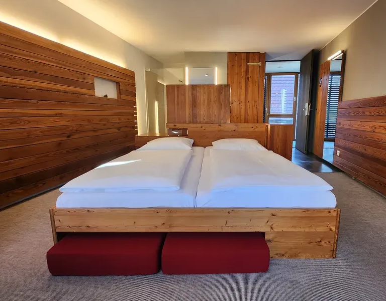 Doppelzimmer Hopfenhimmel in Speidel’s BrauManufaktur mit Balkon und Blick in den Brauereigarten.