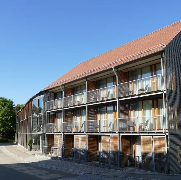 Speidel’s BrauManufaktur – 4-Sterne-Hotel in Hohenstein auf der Schwäbischen Alb Außenansicht von Speidel’s BrauManufaktur in Hohenstein – 4-Sterne-Hotel auf der Schwäbischen Alb mit moderner Holzarchitektur und Balkonen.