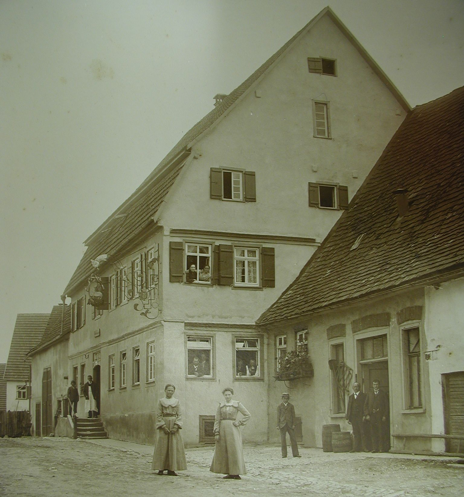 Das Gasthaus Lamm als Mittelpunkt des Dorflebens: ein Ort der Begegnung, Versorgung und Gastfreundschaft – seit Generationen in Familienhand. Gasthof Lamm in Ödenwaldstetten um 1900 – familiengeführte Gastlichkeit seit Generationen