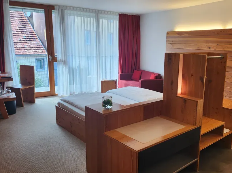 Doppelzimmer Malztenne in Speidel’s BrauManufaktur mit Morgensonne und Blick zur Weißen Gasse.