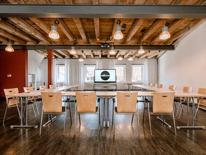 Moderner Tagungsraum in Speidel’s BrauManufaktur mit heller Atmosphäre und moderner Technik.