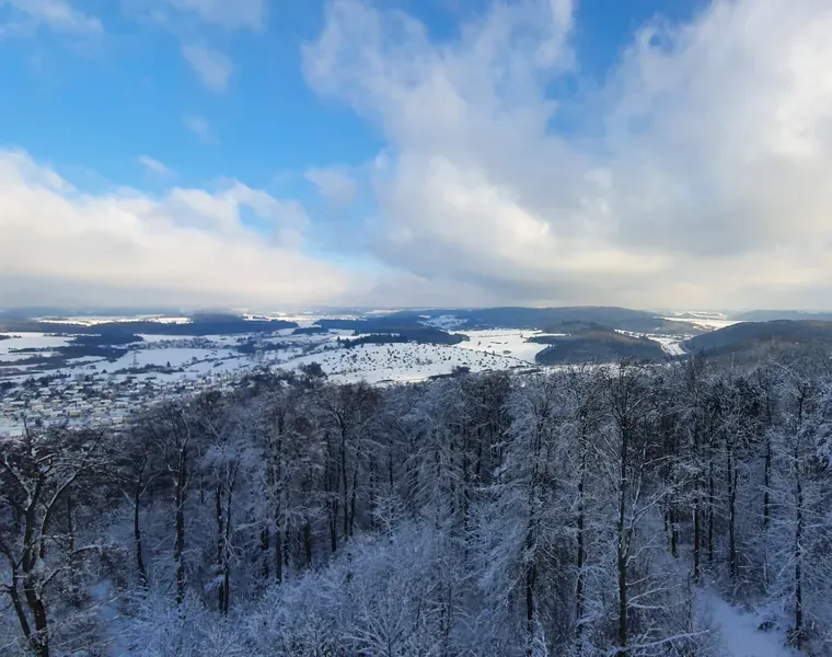 Aussicht vom Sternberg-Turm bei Hohenstein über die verschneite Schwäbische Alb.