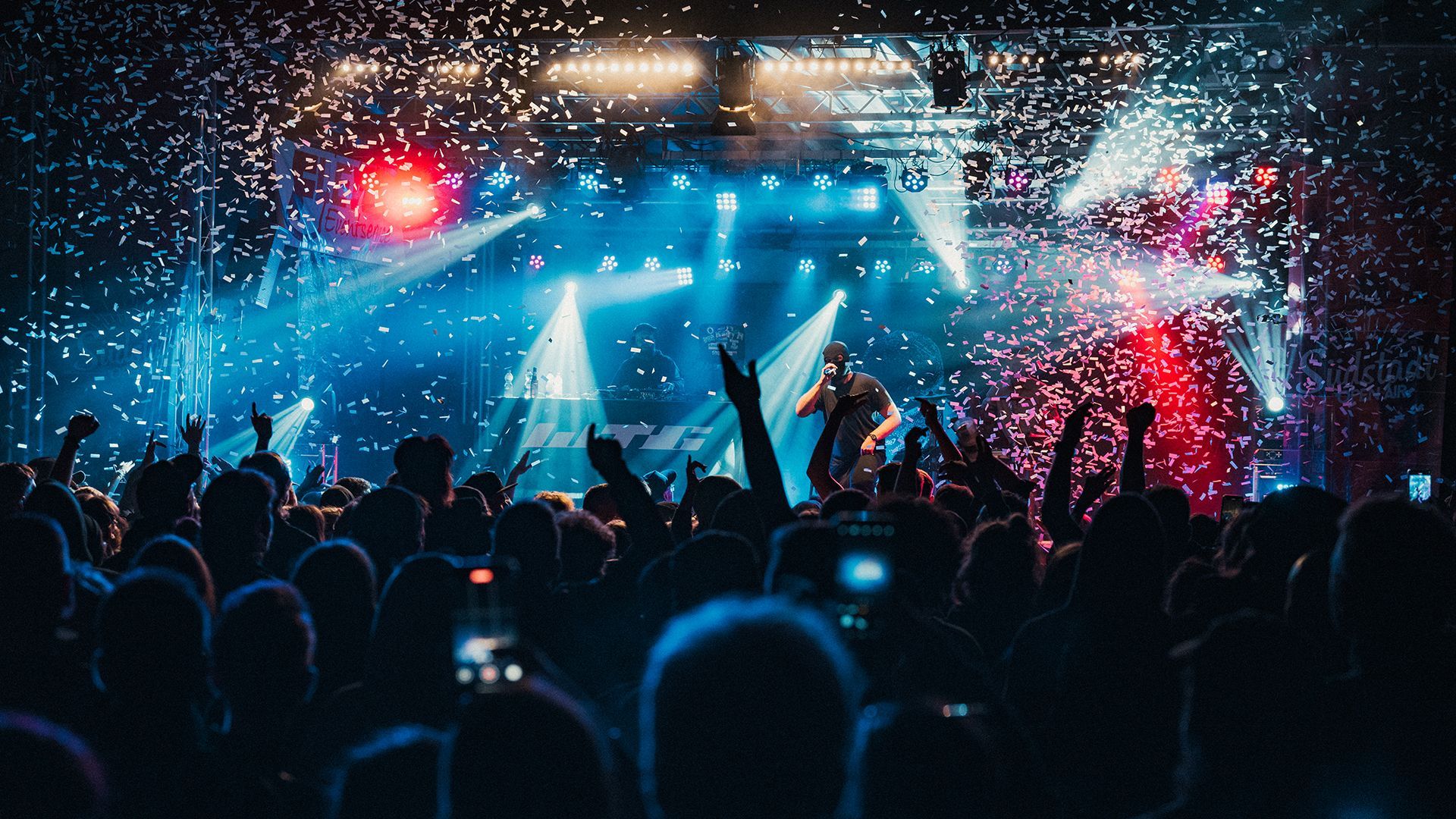 Das Publikum beim Südstadt Open Air feiert den Auftritt des Rappers