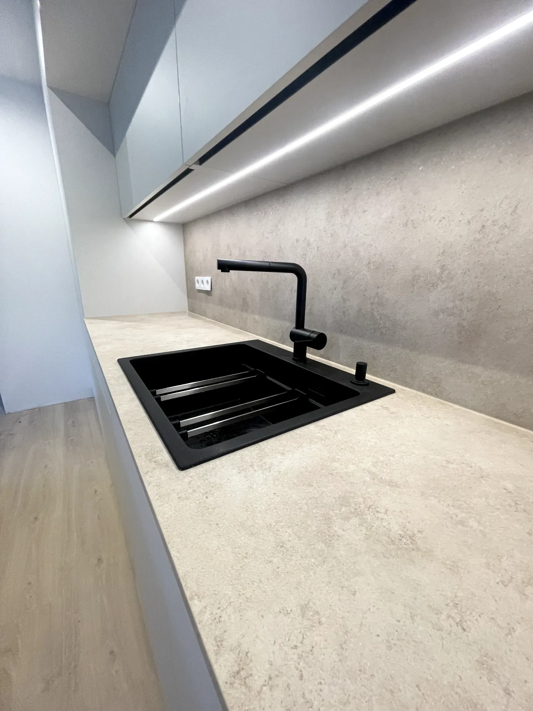 Integration von Technologie für mehr Komfort und Effizienz, wie intelligente Küchengeräte und multifunktionale Lösungen.