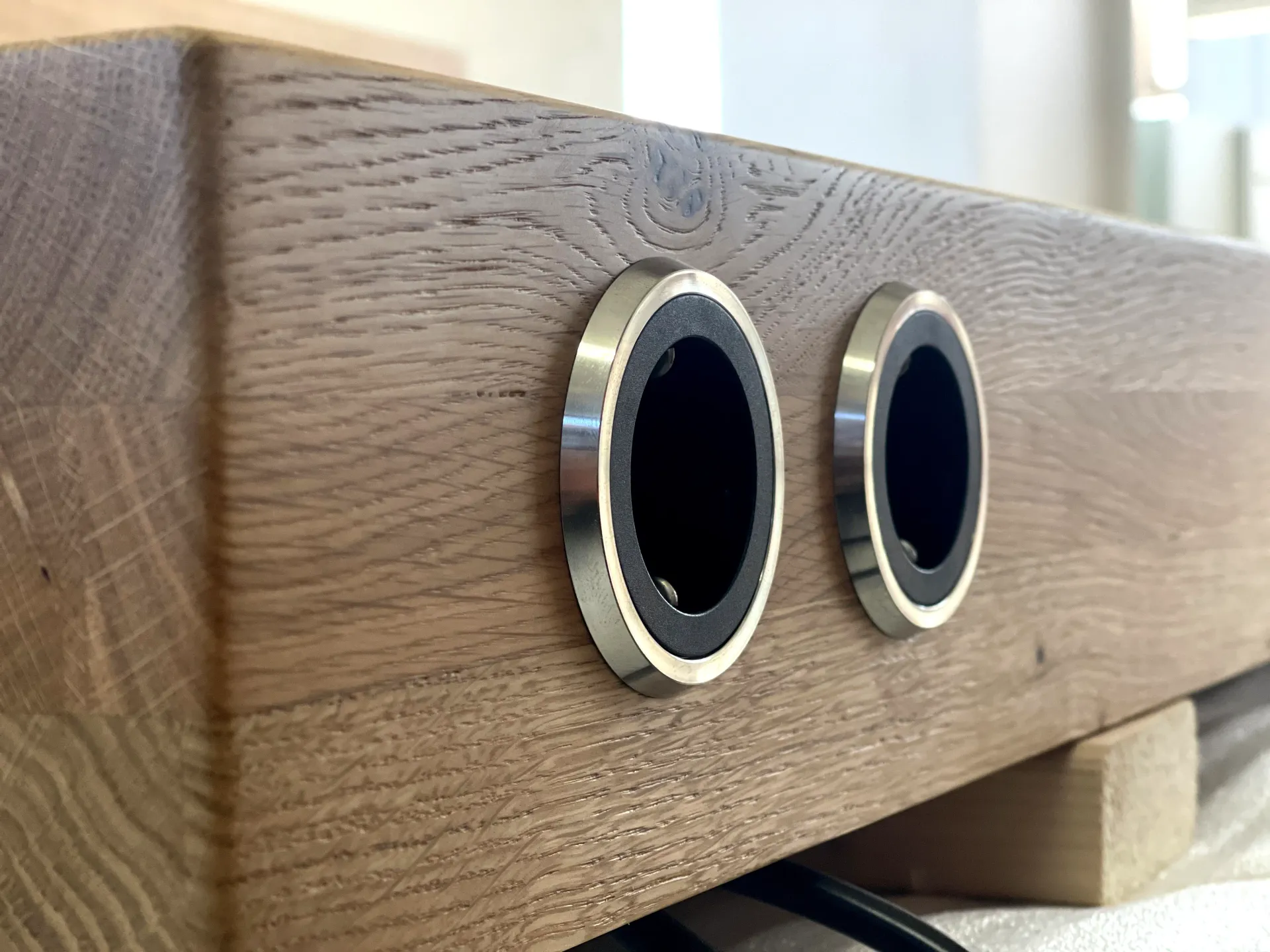 Unsere maßgefertigten Küchen passen sich optimal an jede Räumlichkeit an und nutzen den vorhandenen Platz effizient aus.