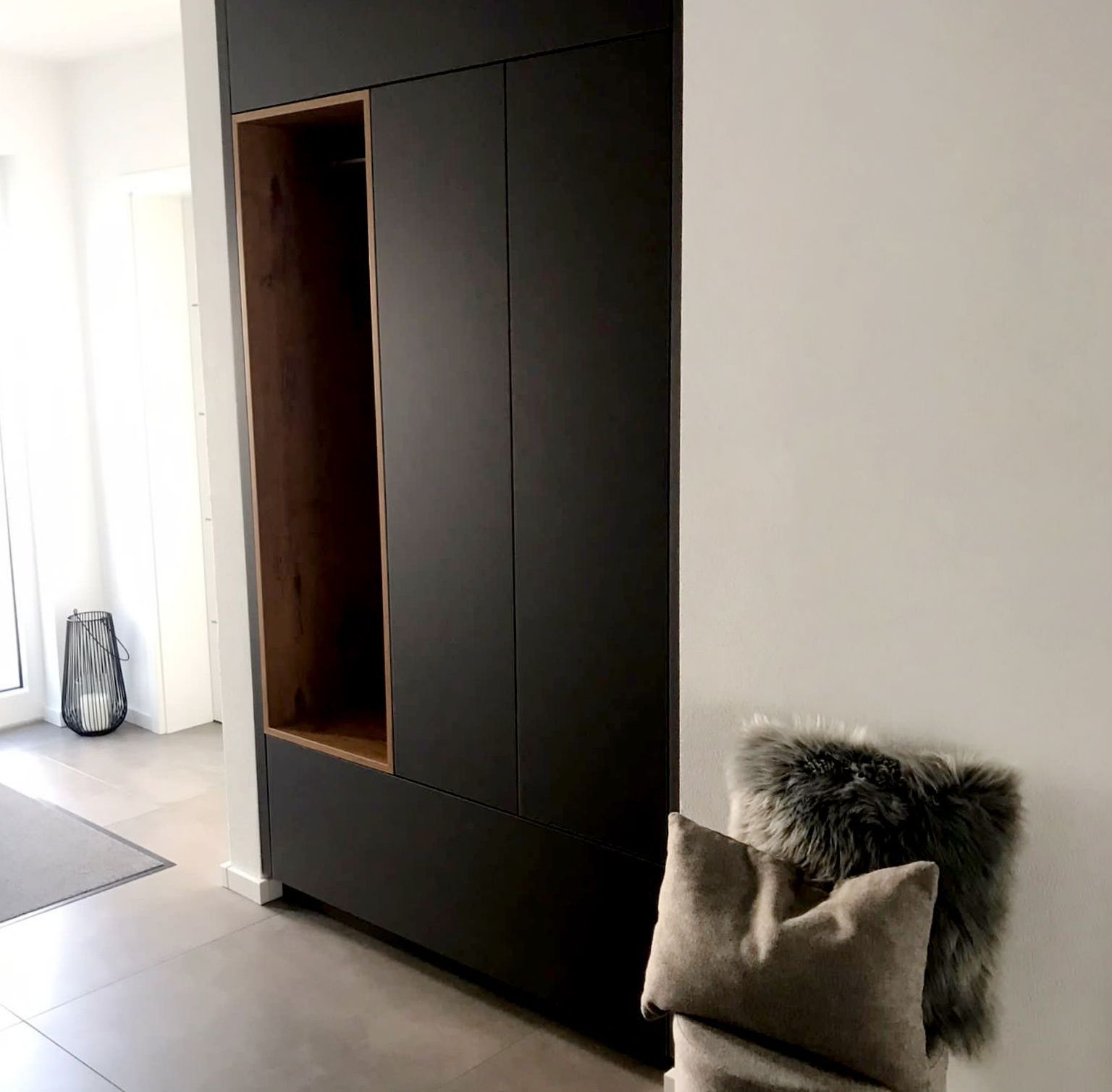 Sonderanfertigungen wie Garderobenschränke oder Schuhschränke, sowie Badmöbel