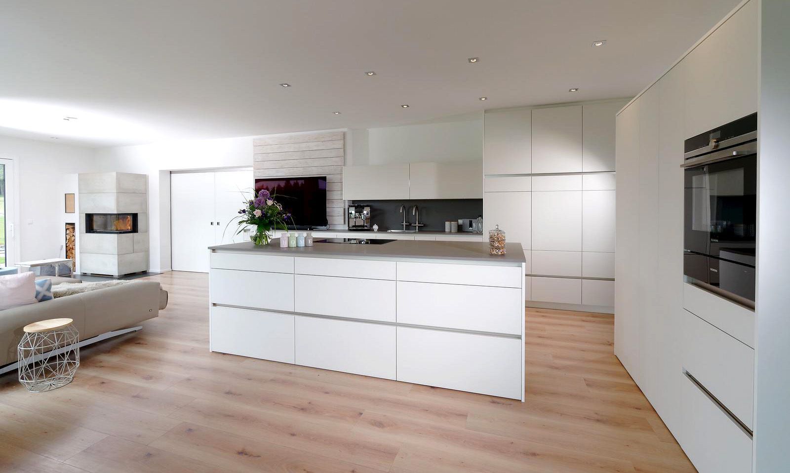 Küchenblock vom Schreiner mit modernsten Küchengerätem