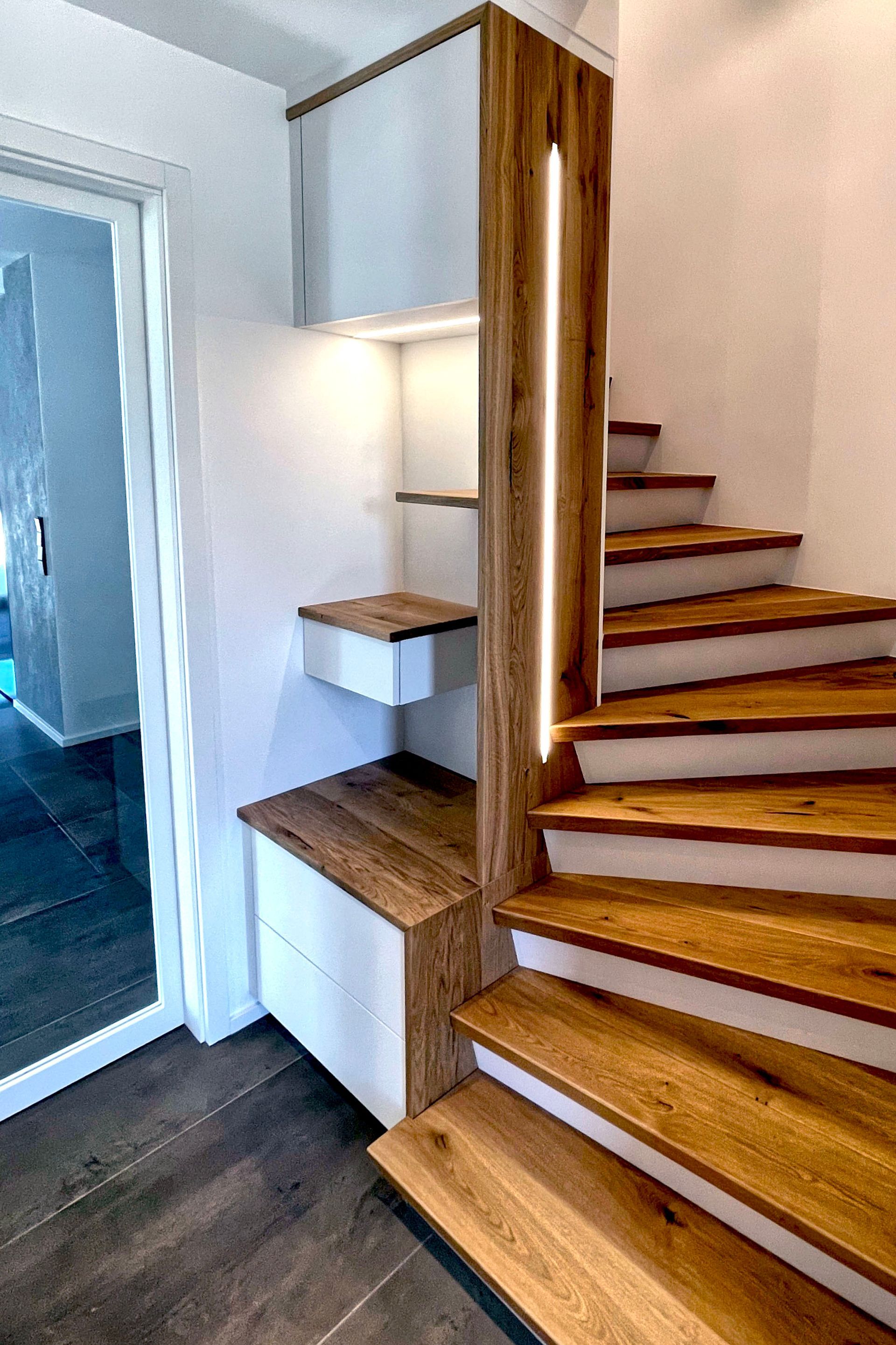 Sonderanfertigungen wie Treppen, Einbaumöbel oder Küchen von Deines Küchen