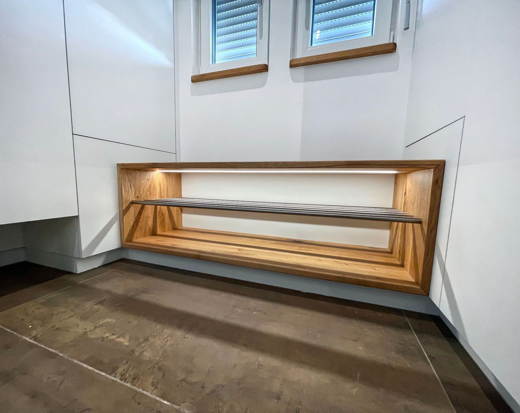 Sonderanfertigungen aus Holz, wie Regalschränke, Schuhschrank