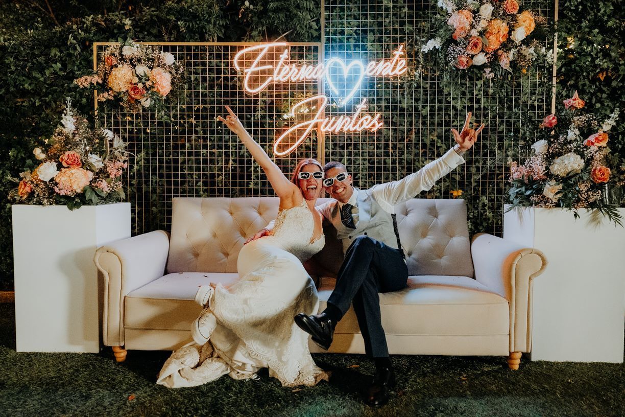 I Do Bodas Photocall elegante con neón