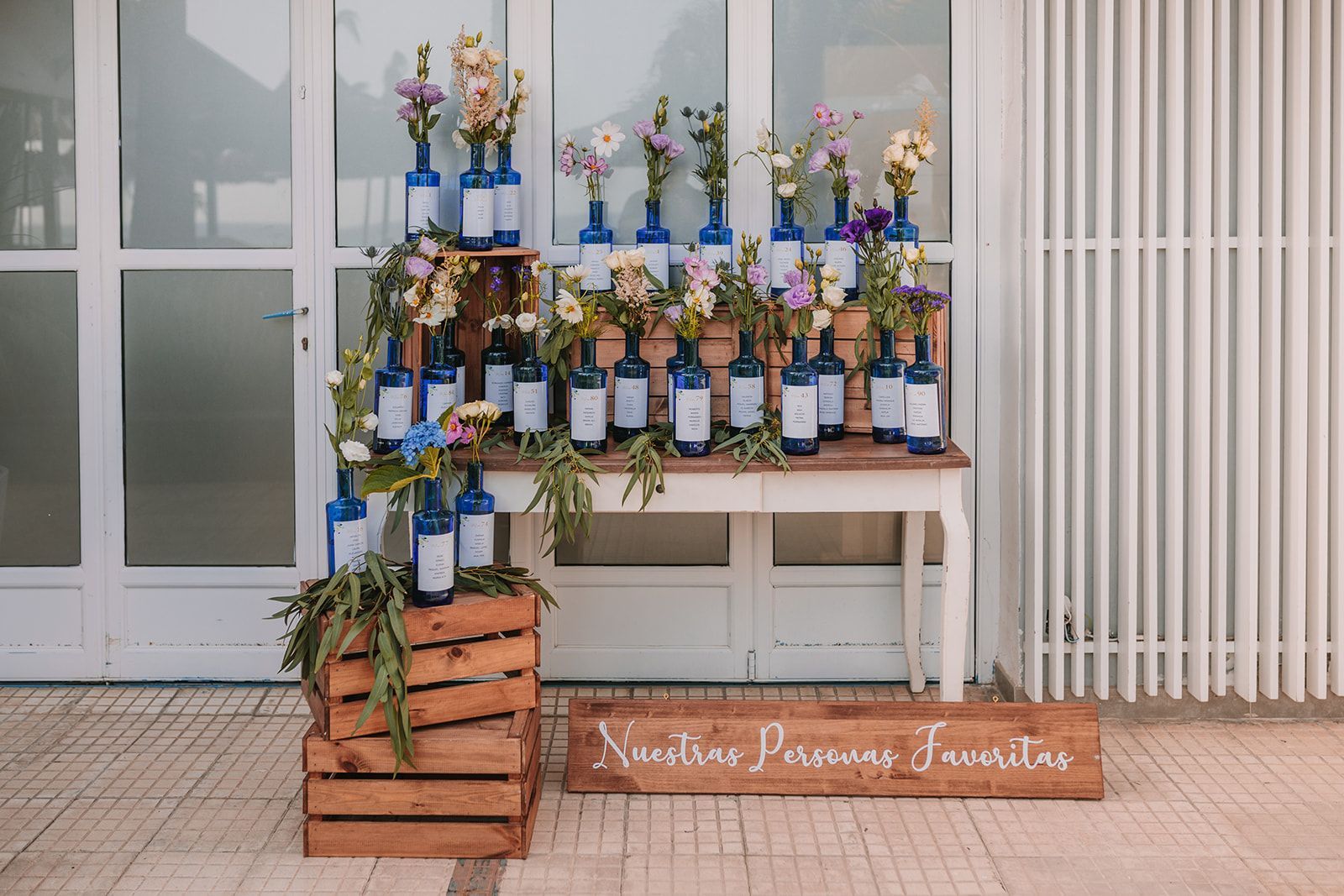 I Do Bodas Seating plan con botellas temática mar