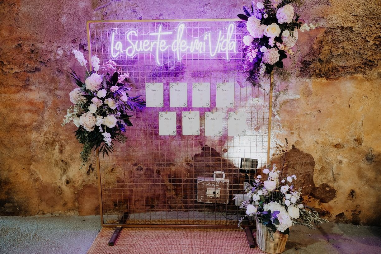 I Do Bodas Seating plan con neón