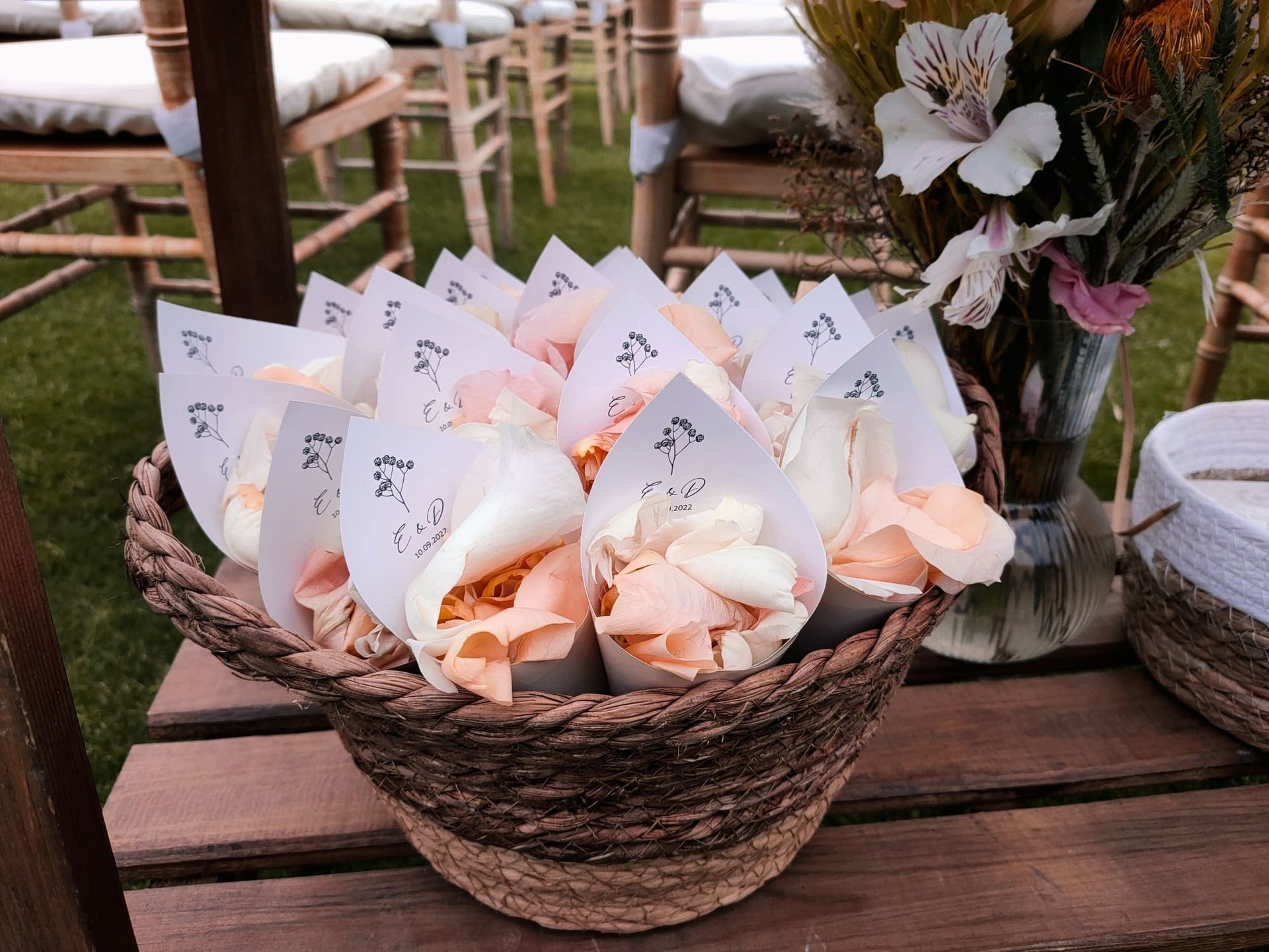 I Do Bodas conos de pétalos personalizados