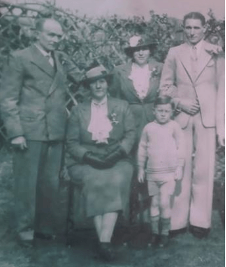 Meikle family photo in 1937