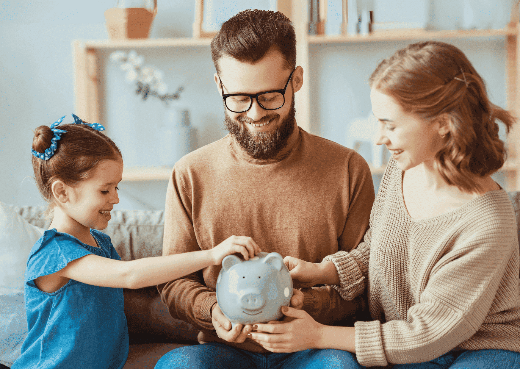 Familie spart Geld in ein Sparschwein.