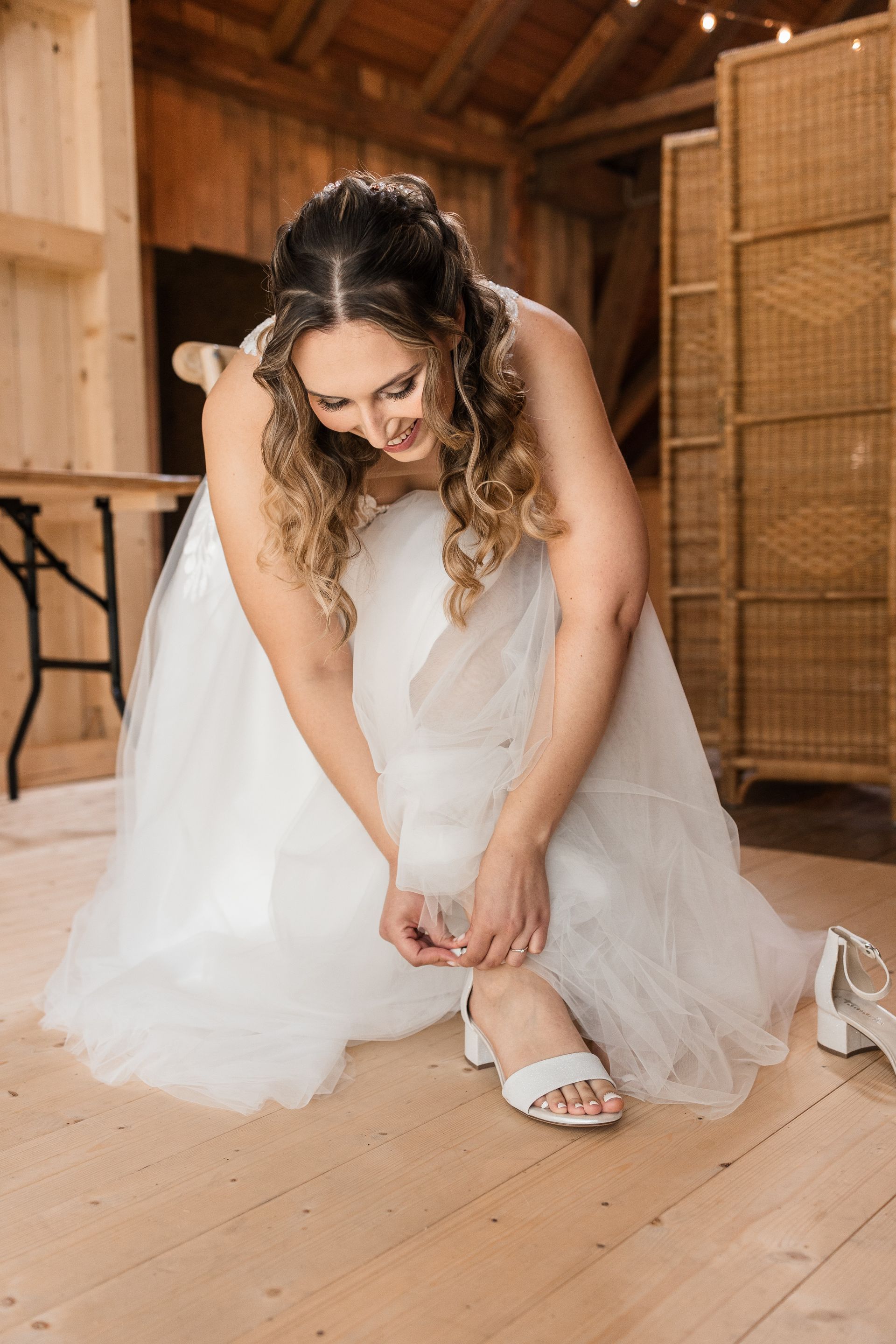 Auf diesem Bild sieht man eine Braut beim Fertigmachen