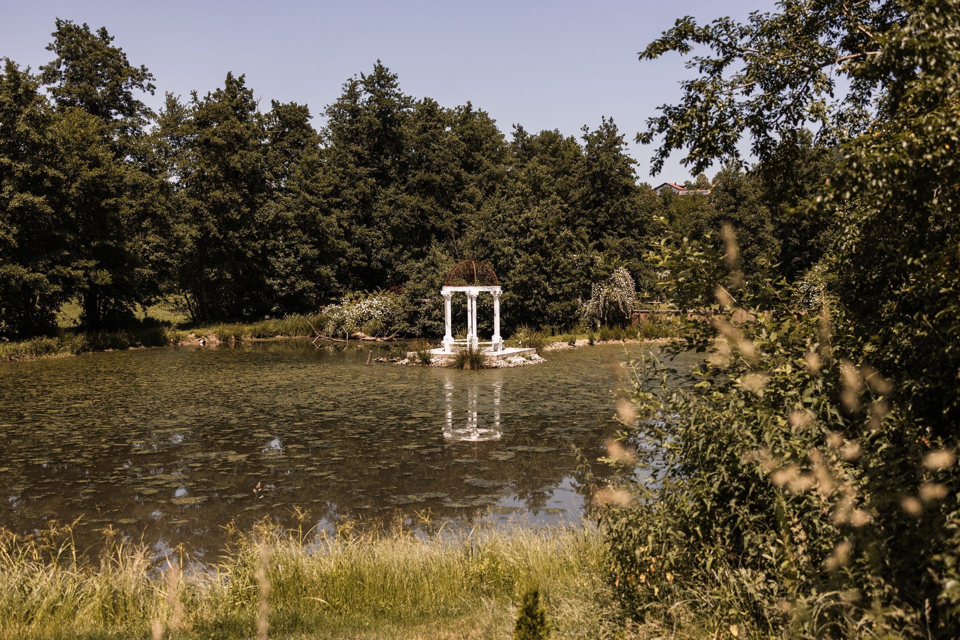 Auf diesem Foto sieht man die Gaststätte Röhrl mit dem dekorierten Innenraum