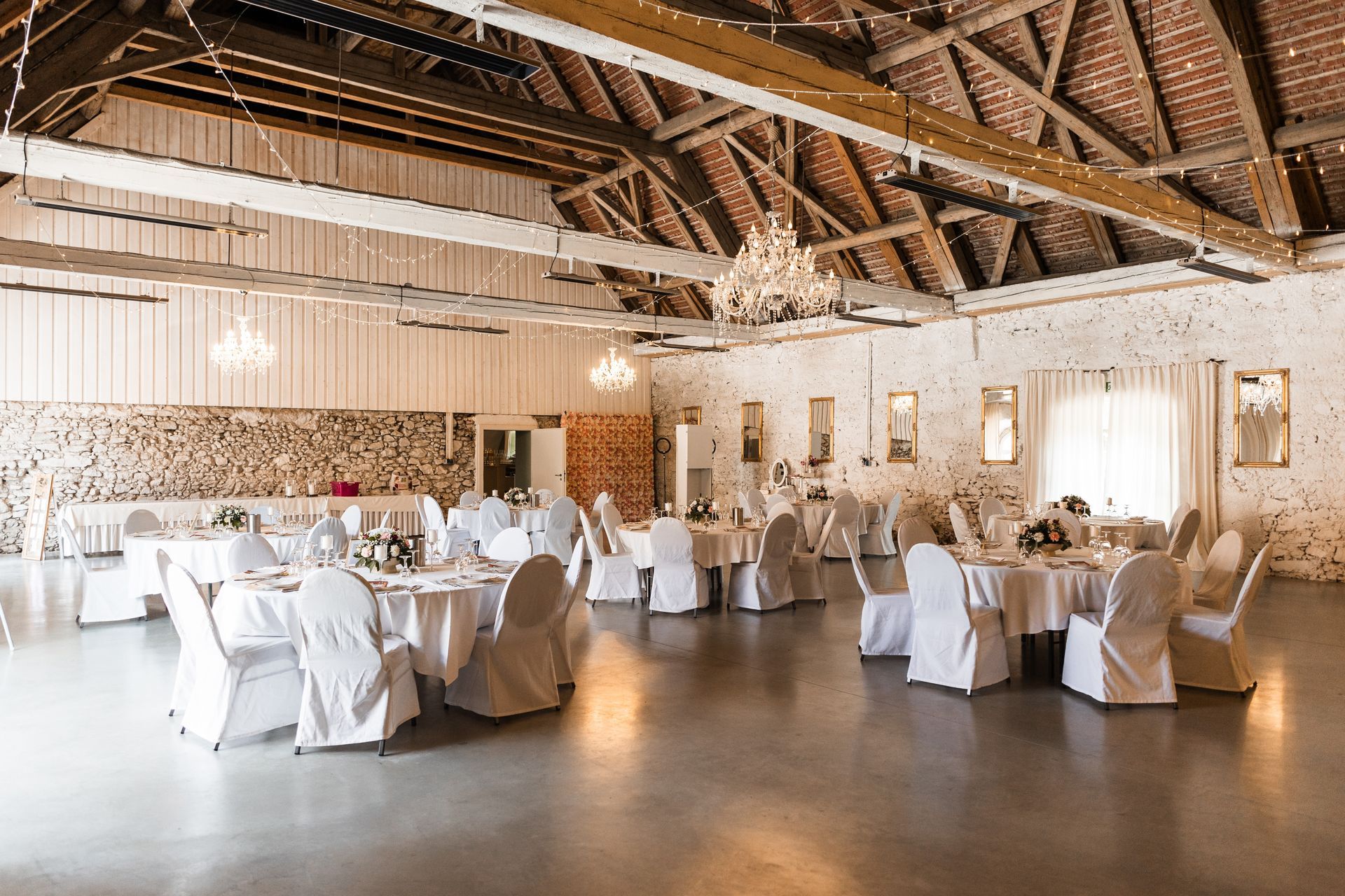 Gaststätte Röhrl Sinzing Auf diesem Foto sieht man den dekorierten Innenraum der Gaststätte Röhrl