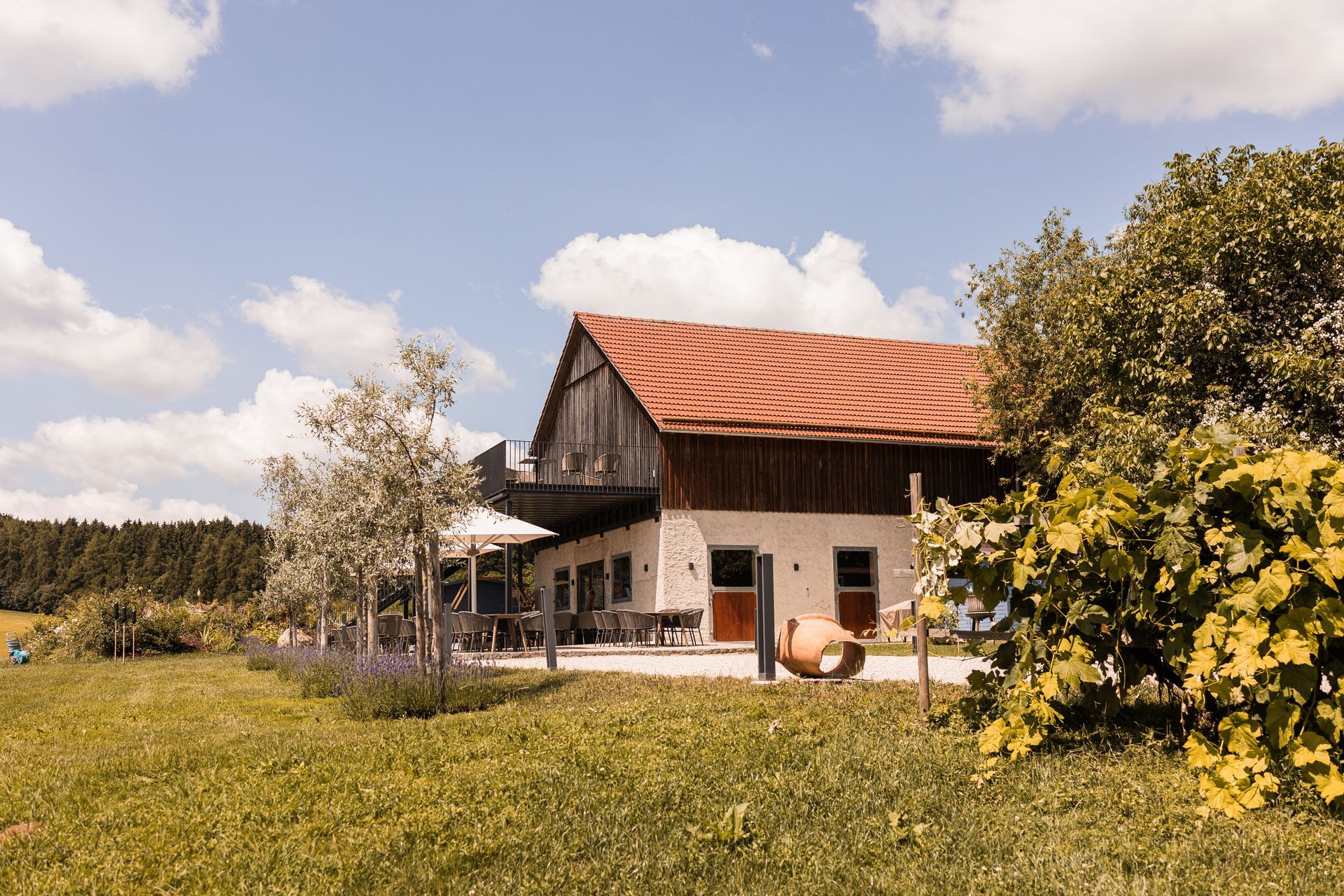 Auf diesem Foto sieht man die Dekoration der Außenanlage auf dem Schloss Egg