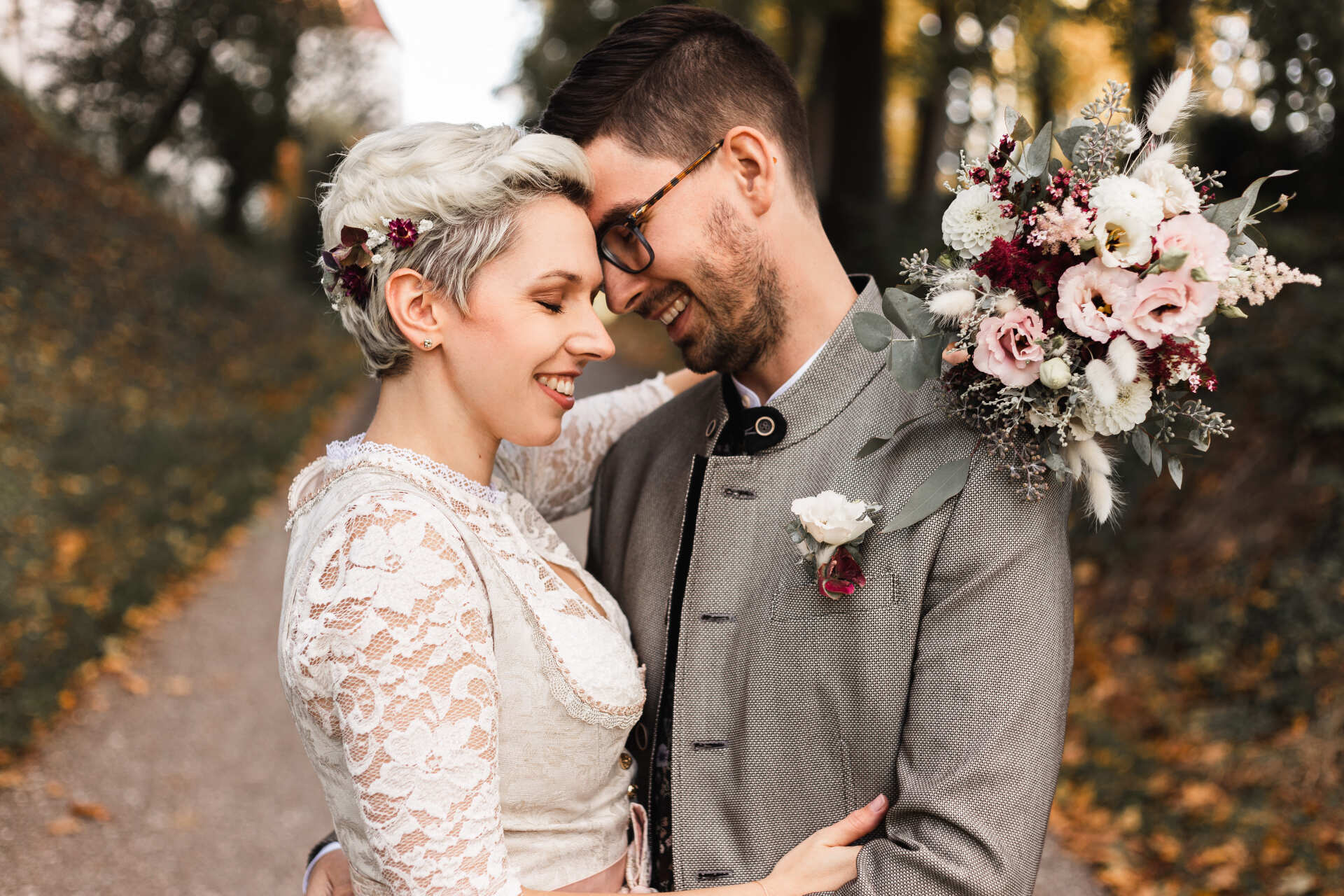 Auf diesem Foto sieht man ein Brautpaar in Tracht
