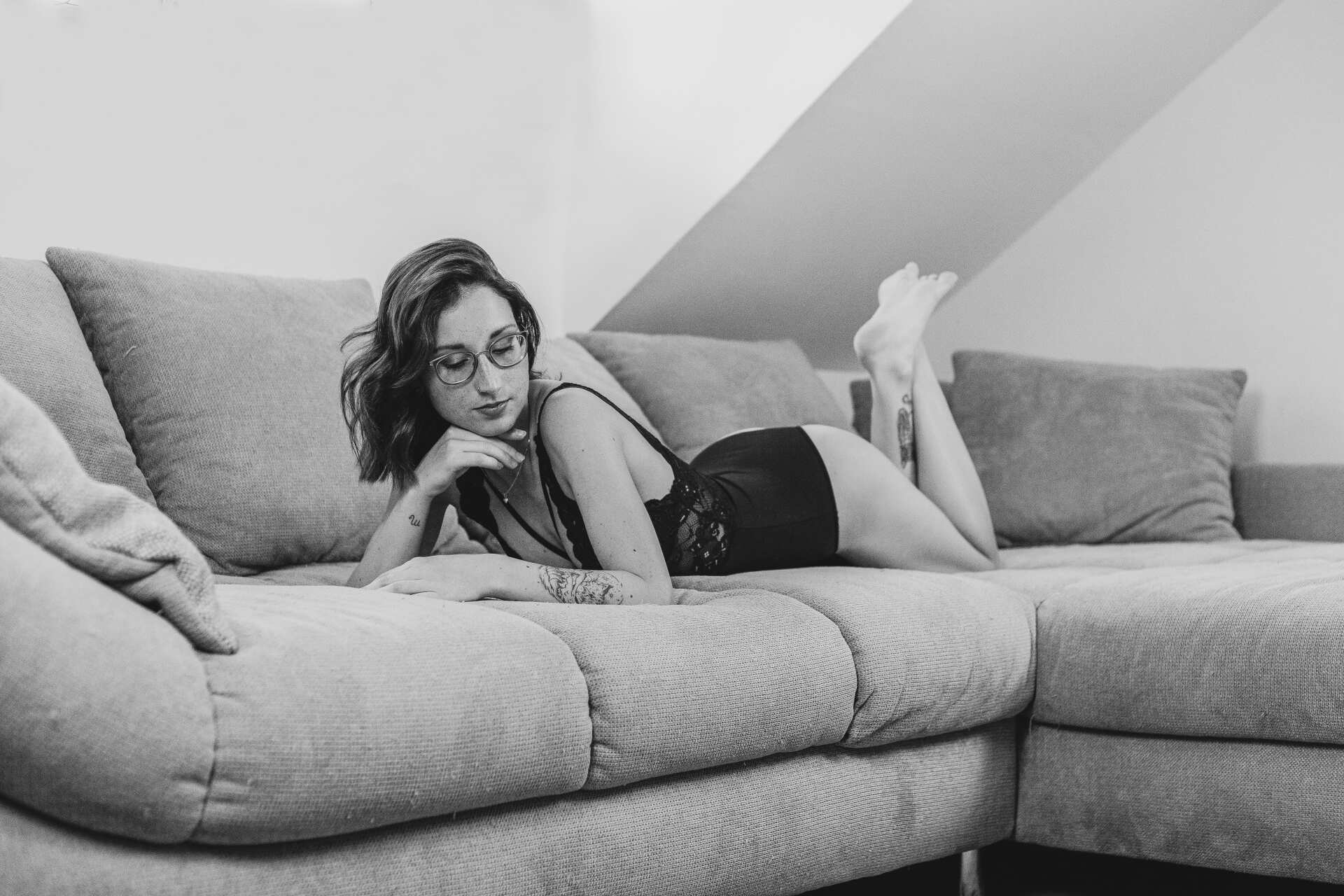 Dieses Bild zeigt eine Frau auf dem Sofa beim Boudoirshooting in Regensburg