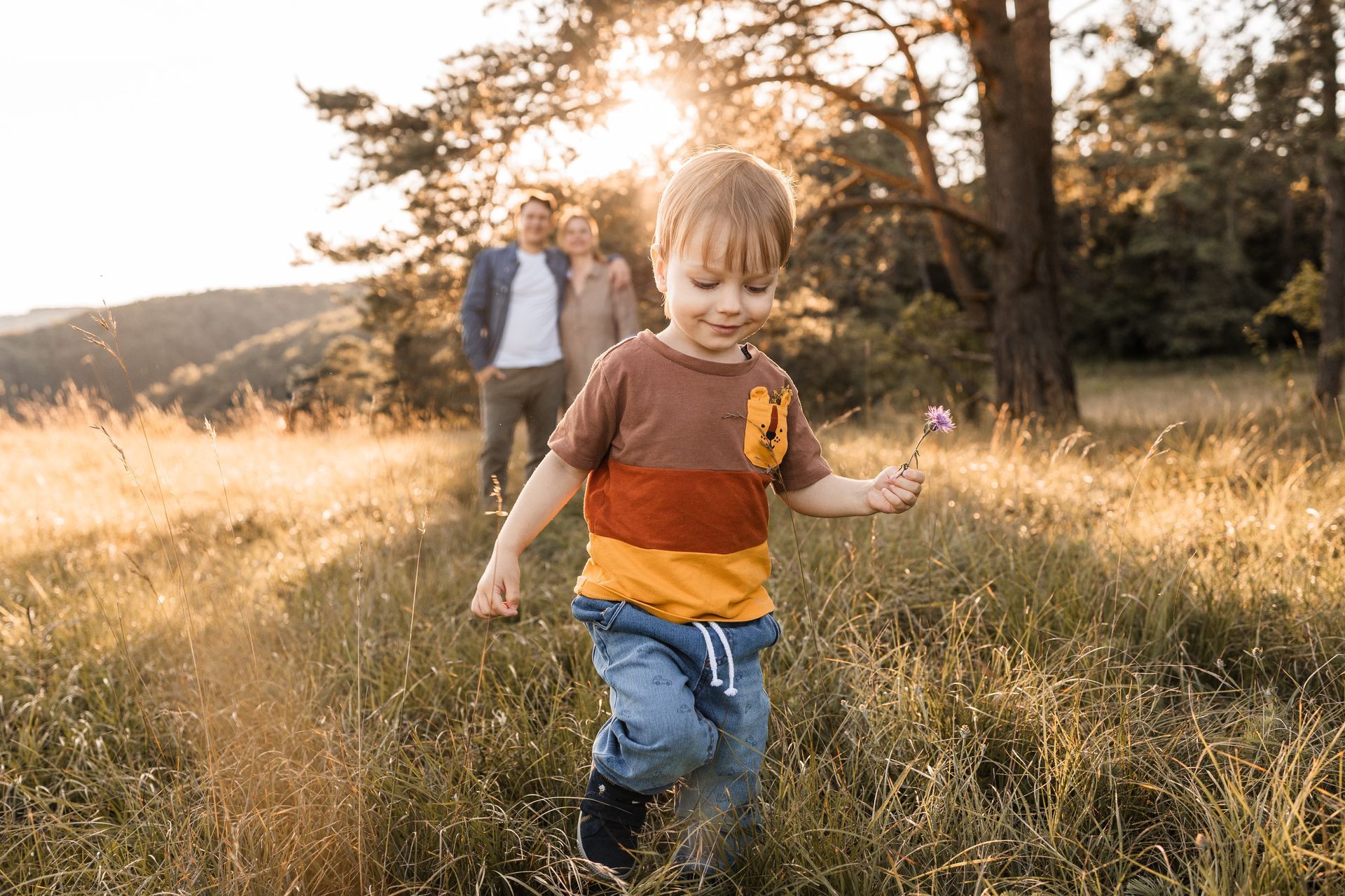 Auf diesem Foto sieht man ein Kind beim Familienshooting mit Laura Roth in Regensburg