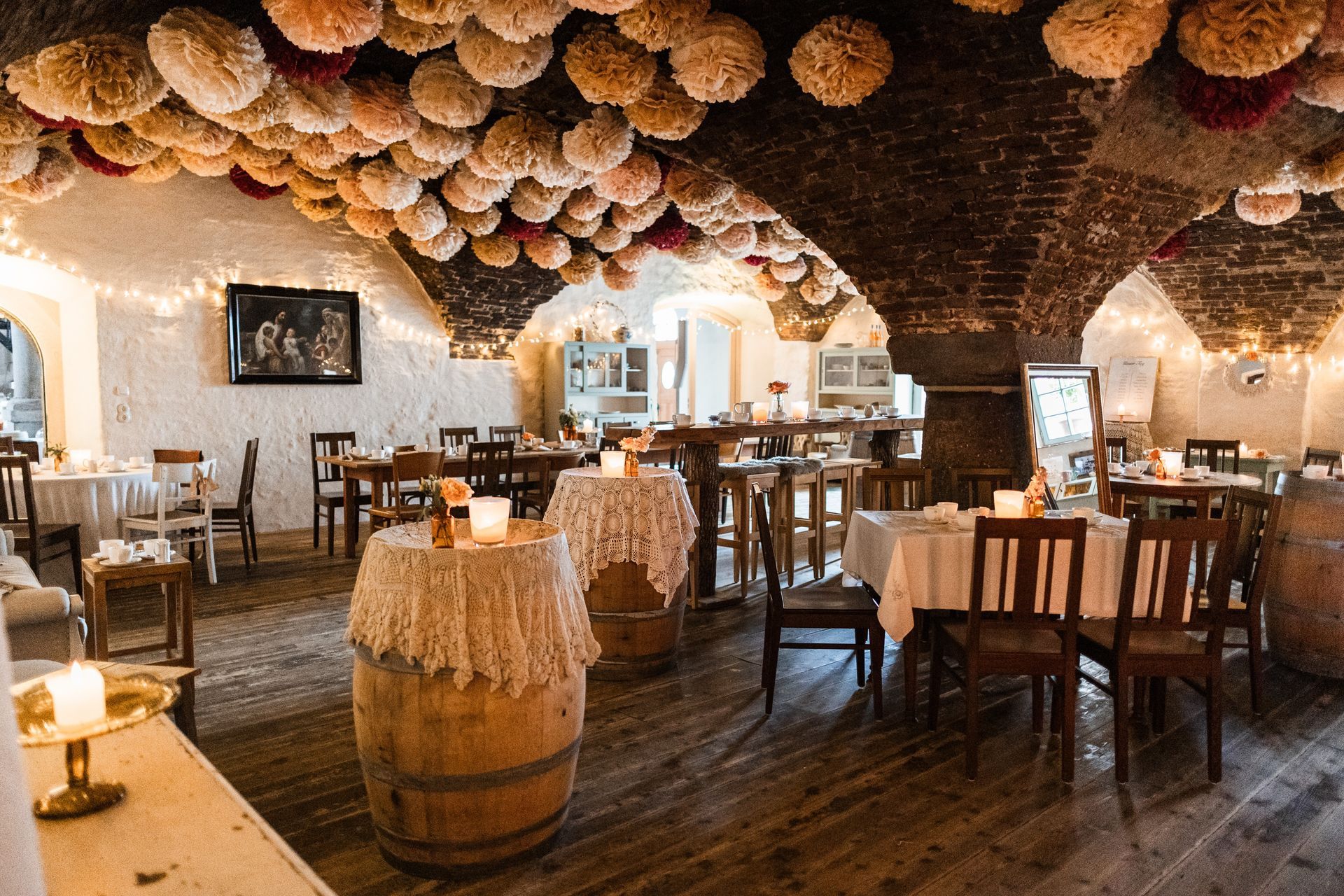 Auf diesem Foto sieht man die Tischdekoration einer Hochzeit im Bräuhaus