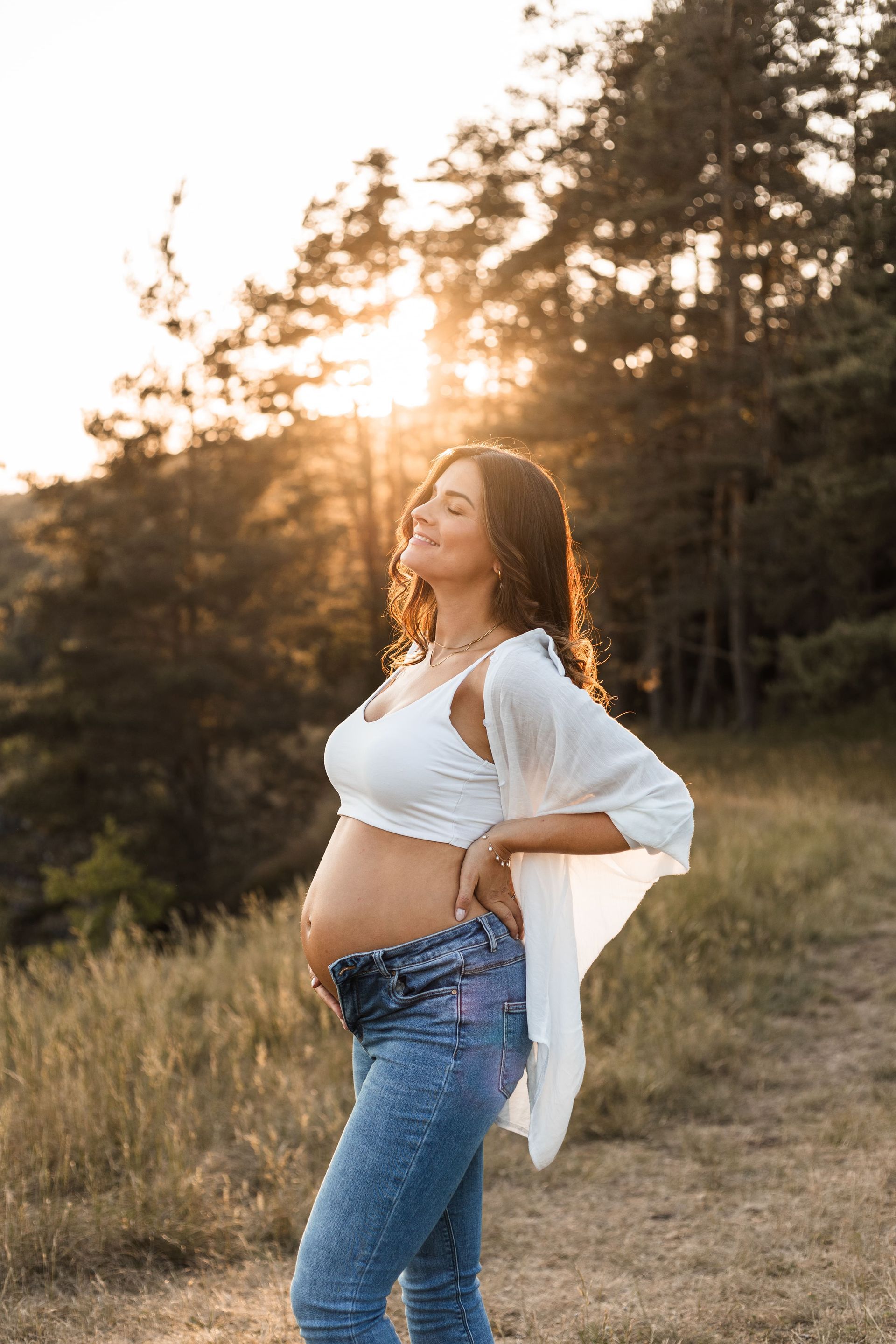 Auf diesem Foto sieht man eine werdende Mama beim Babybauchshooting in der Natur in Regensburg