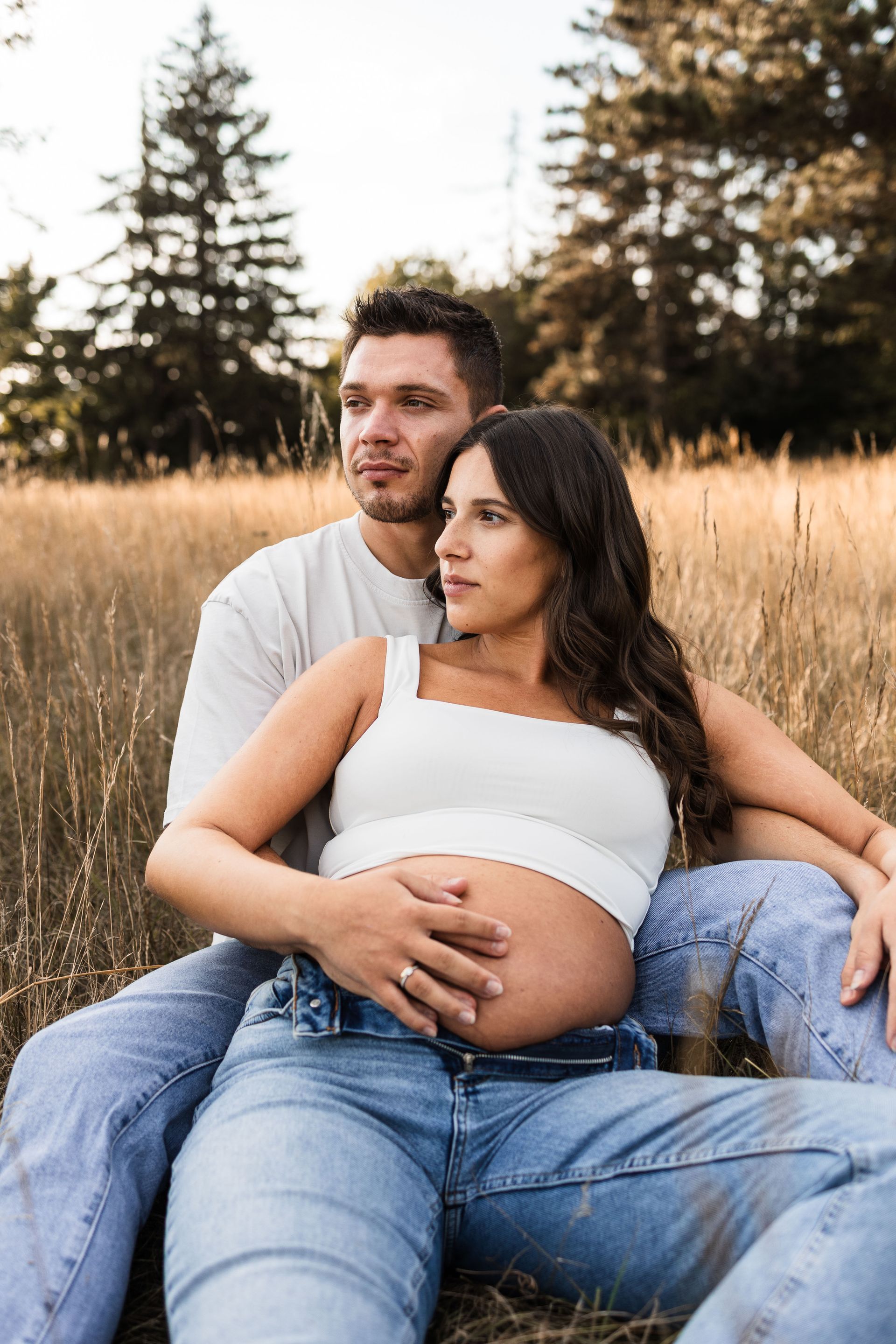 Auf diesem Foto sieht man werdende Eltern beim Babybauchshooting in der Natur in Regensburg