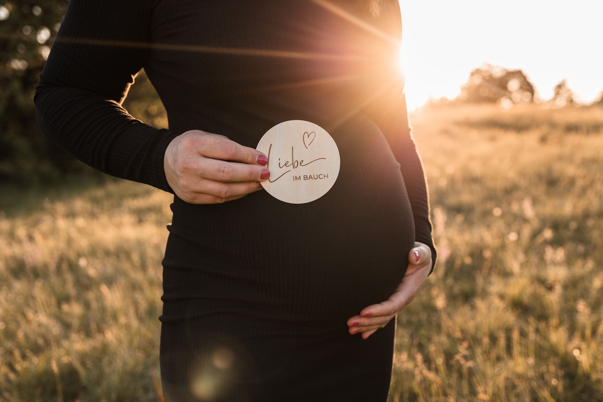 Lachendes Paar beim Paarshooting Auf diesem Foto sieht man ein lachendes Paar in Regensburg