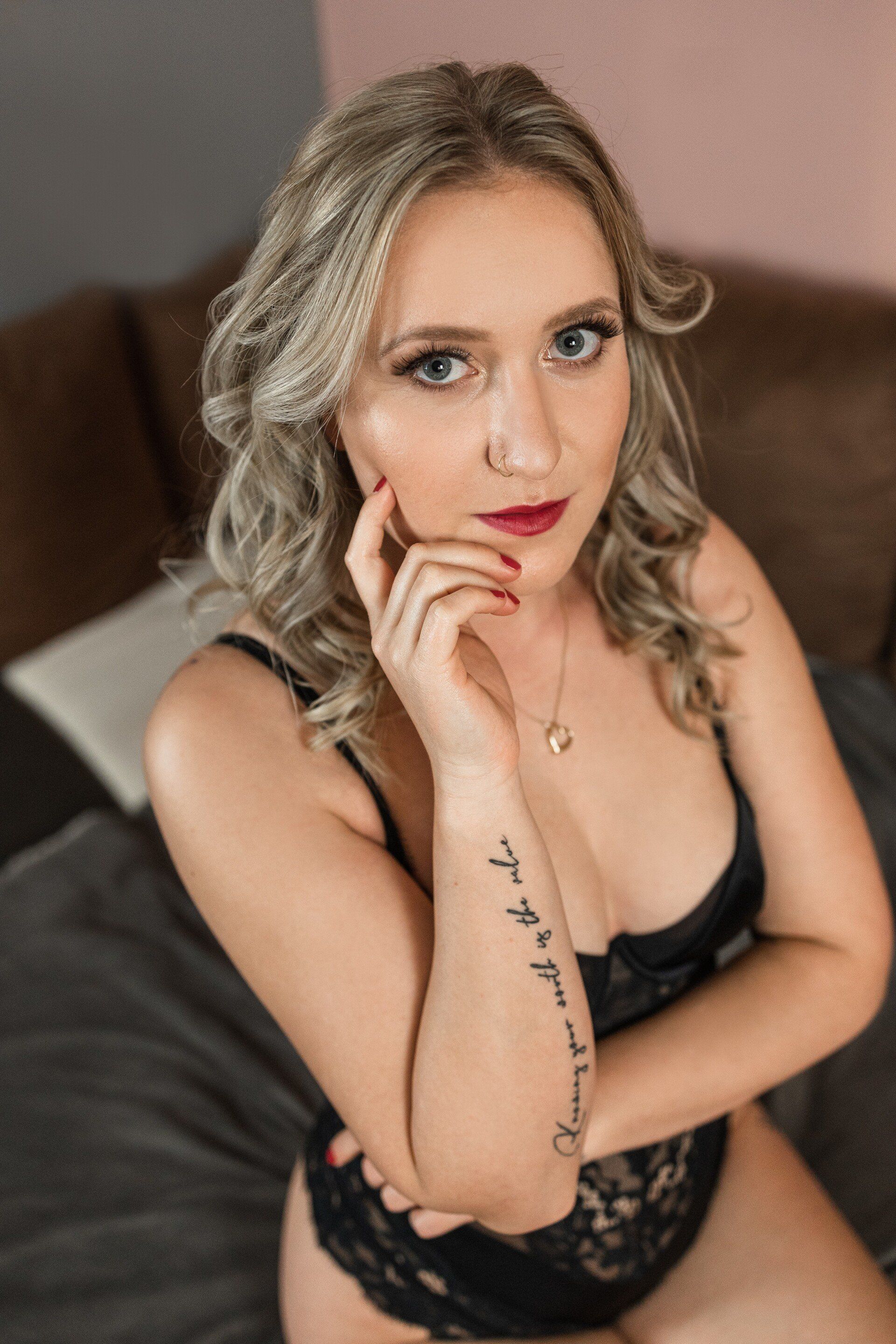 Dieses Bild zeigt eine Frau bei dem Boudoirfotoshooting in Regensburg