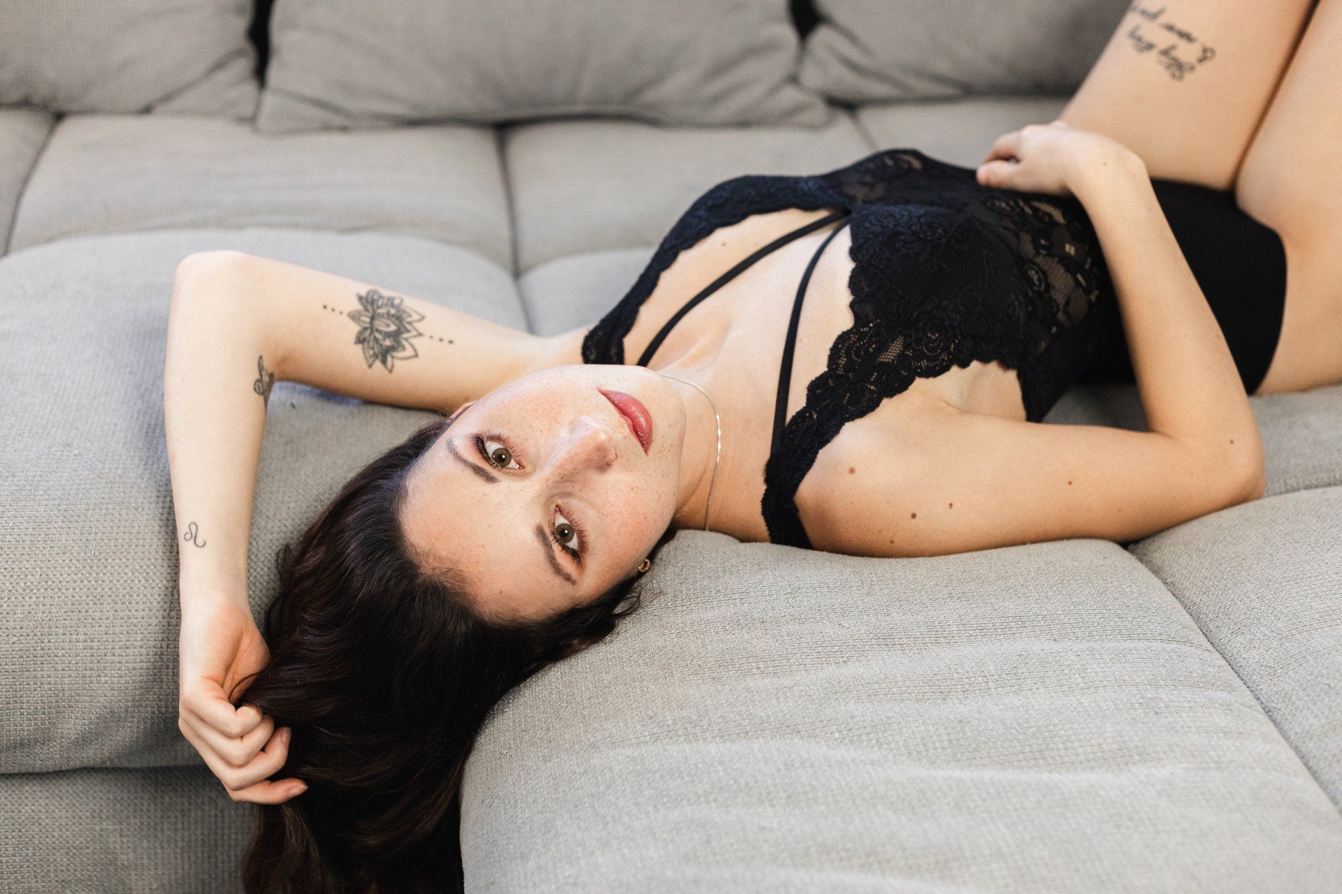 Dieses Bild zeigt eine Frau auf einem Sofa liegend