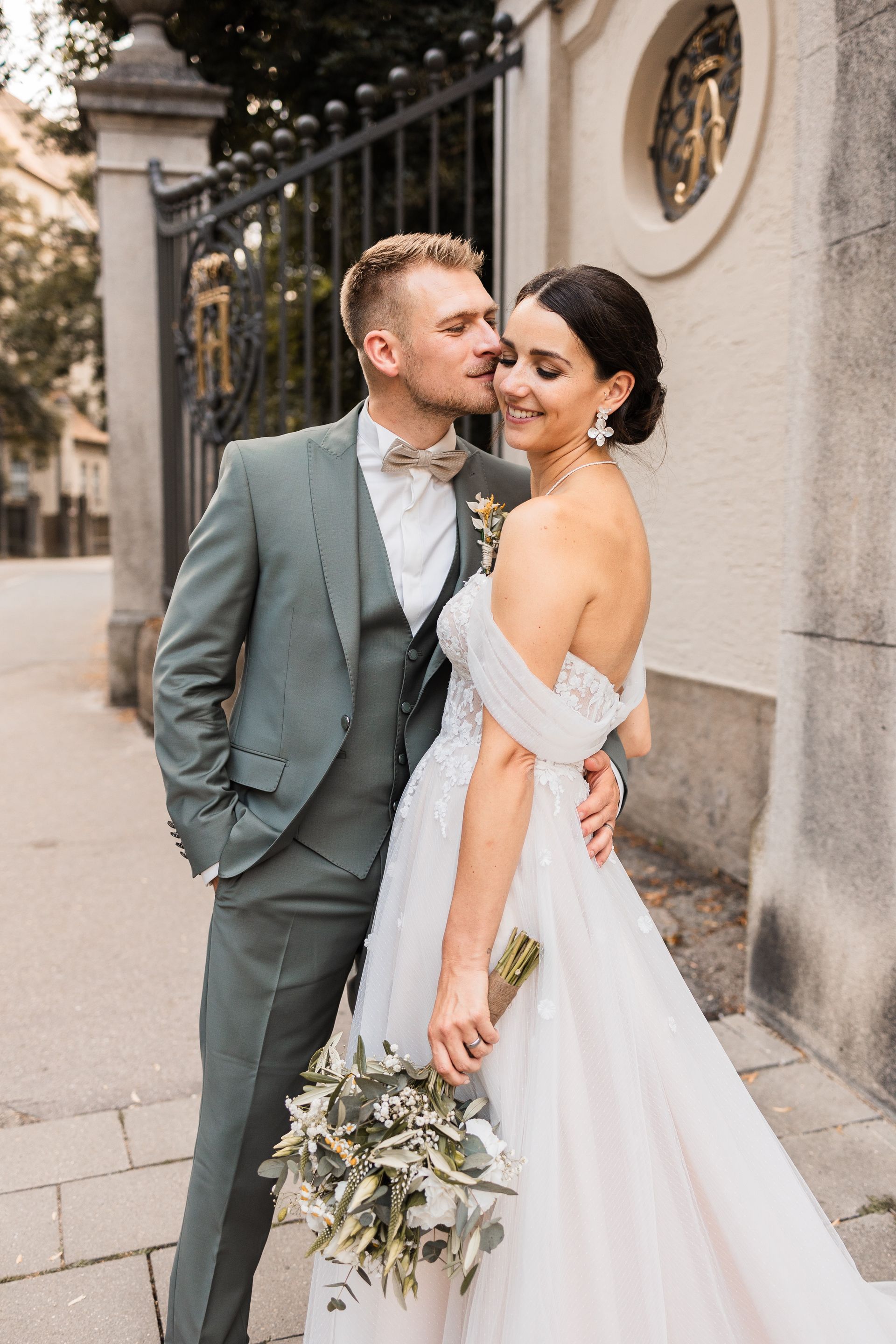 Auf diesem Bild sieht man ein Brautpaar beim Fotoshooting in Regensburg