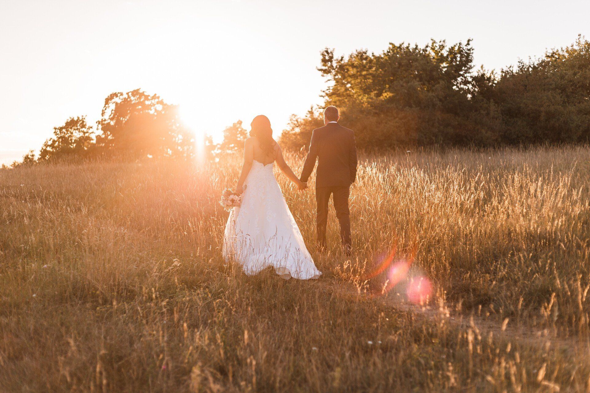 Das Bild zeigt ein Brautpaar in der Abendsonne