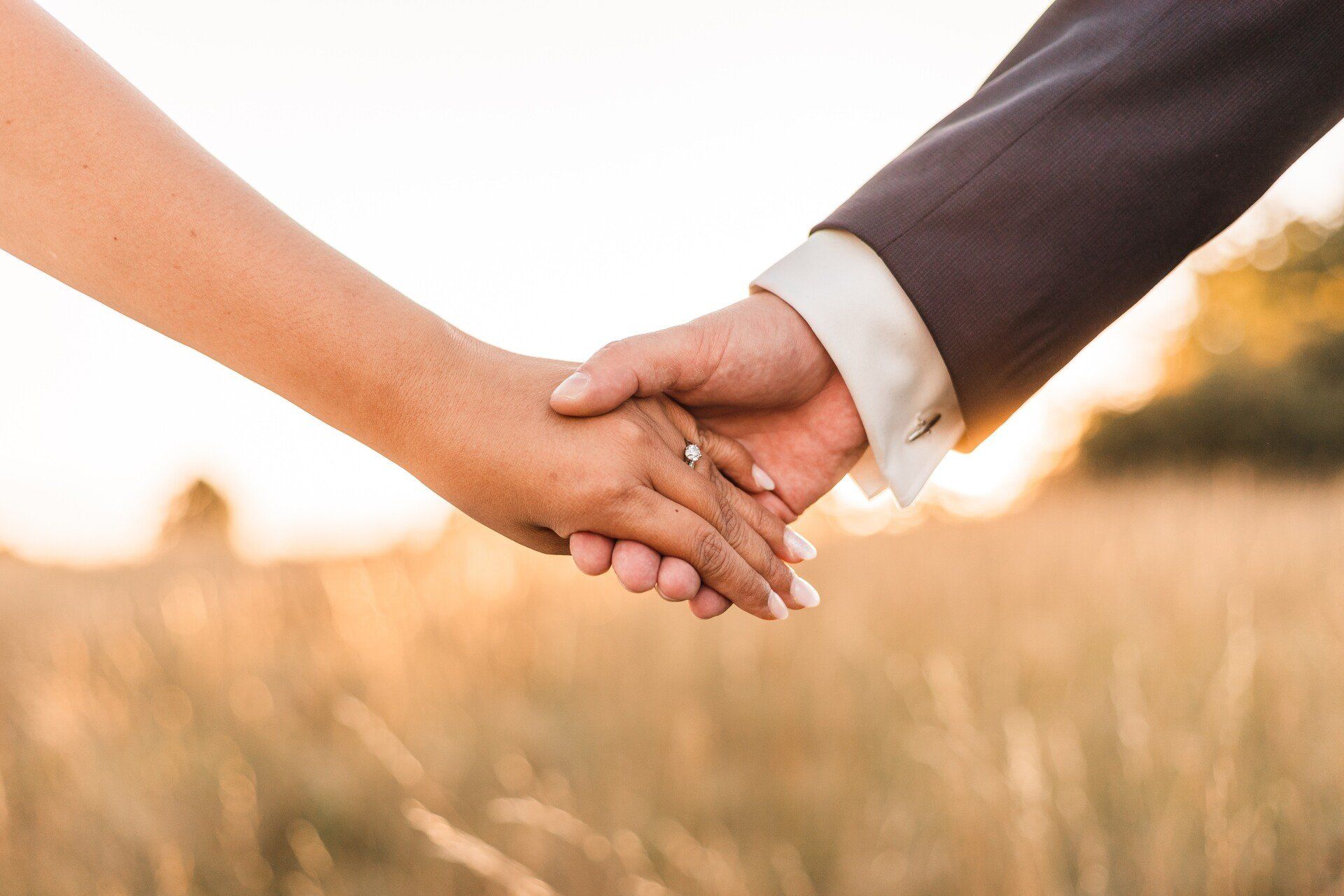 Dieses Bild zeigt die Hände eines Brautpaares