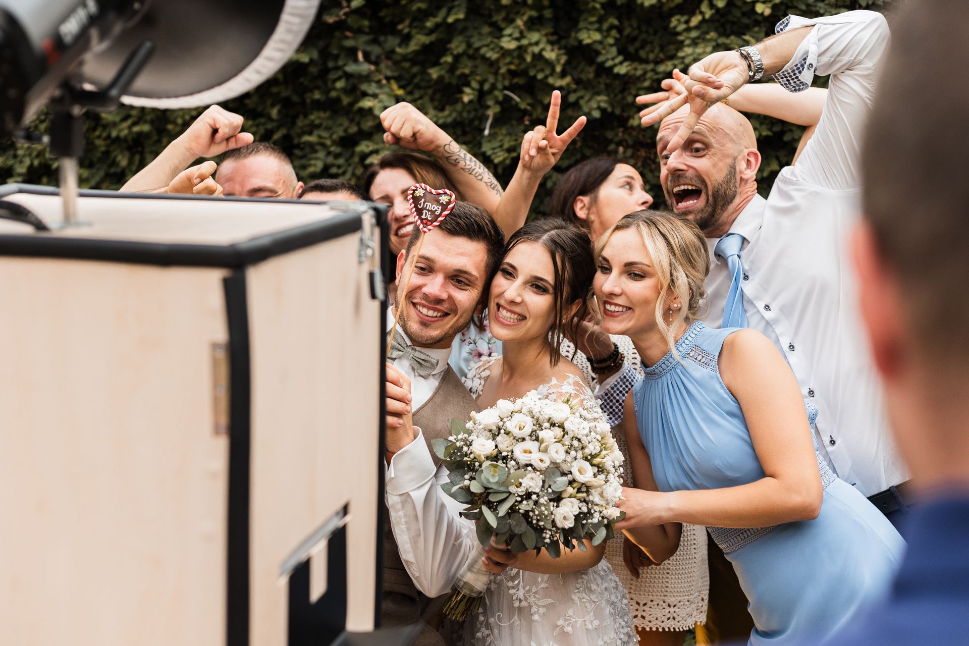 Auf diesem Foto sieht man eine Hochzeit und eine Fotobox