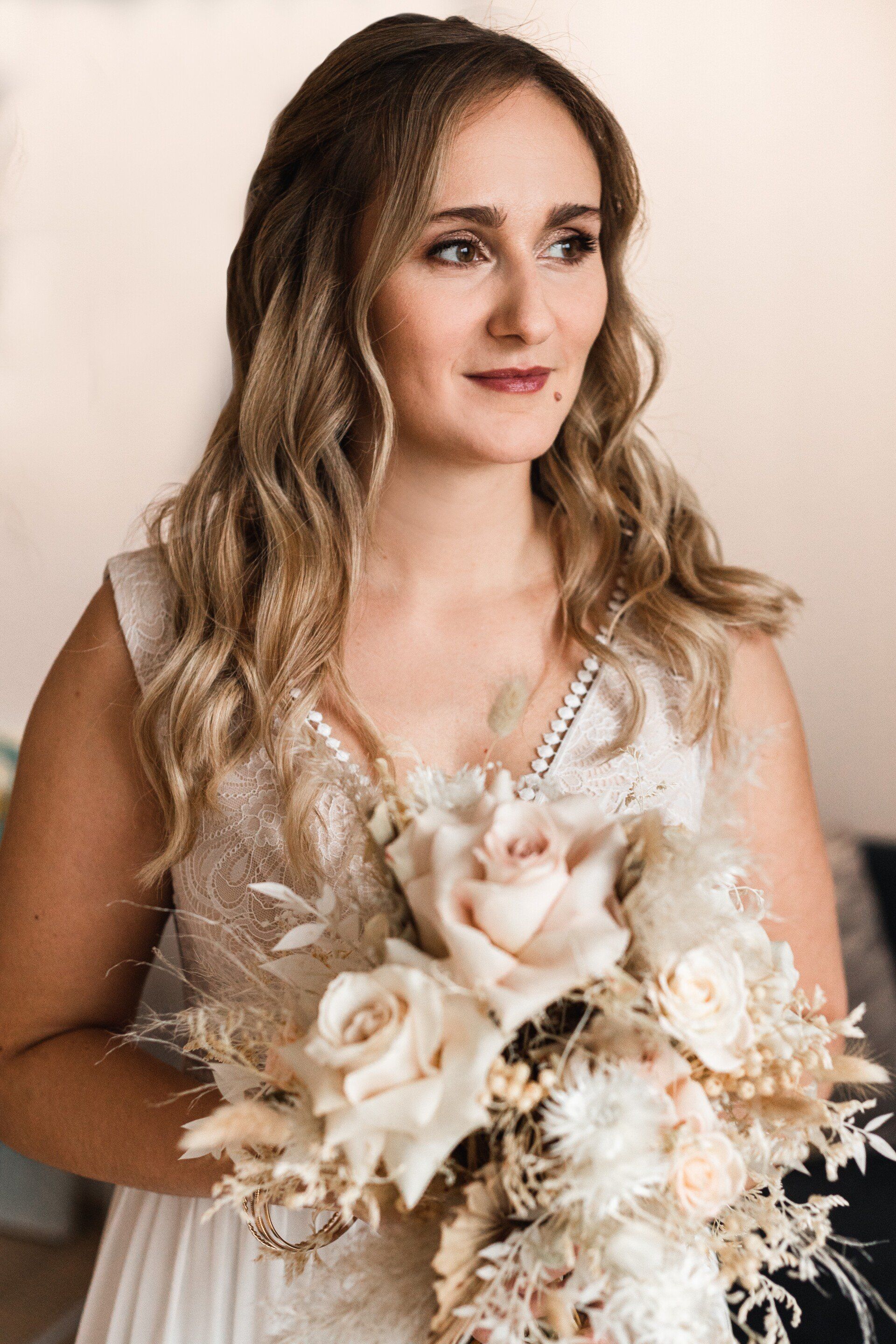 Auf diesem Foto hält die Braut ihren Braustrauß