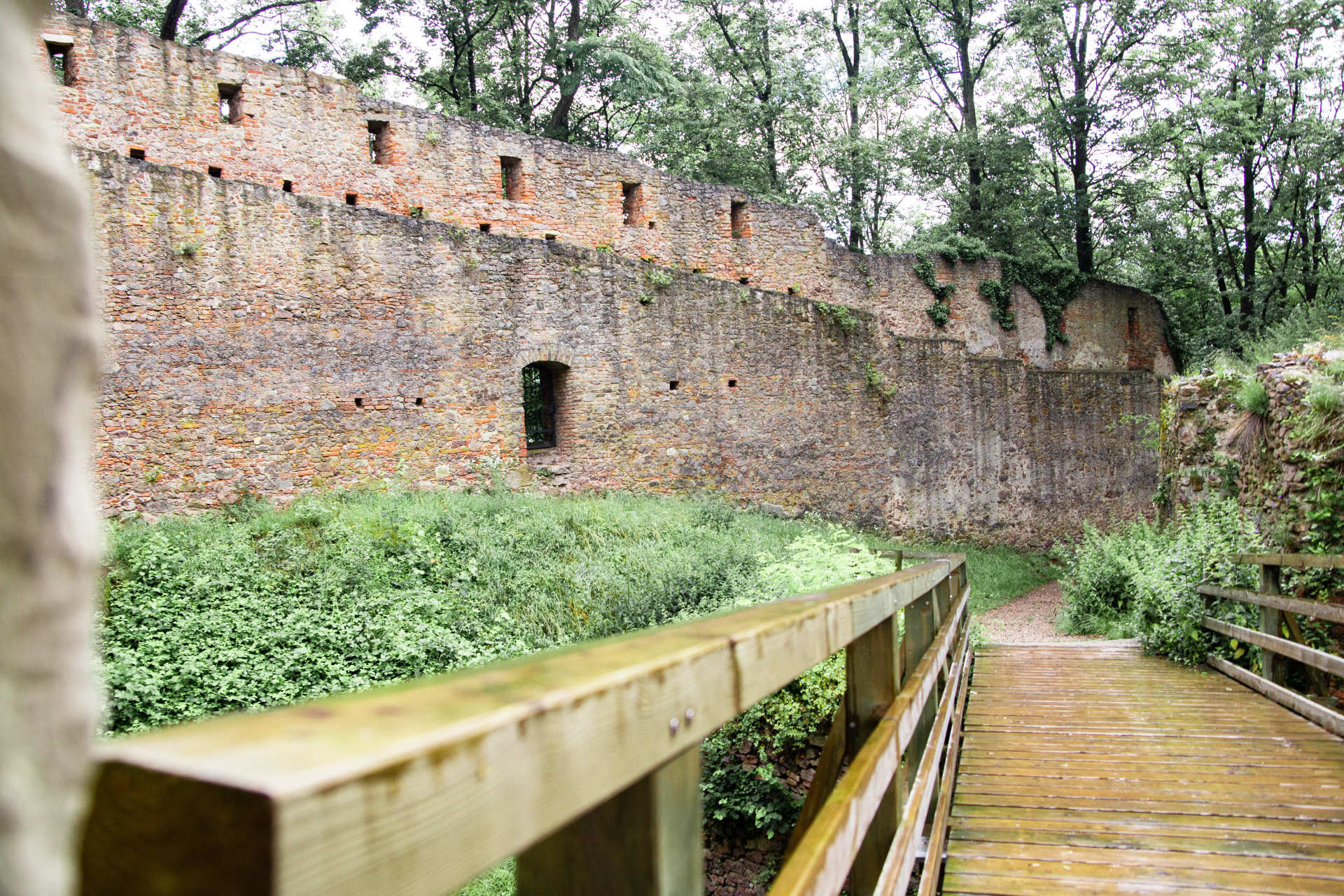 Das Foto hält die alten Mauern und die Brücke der Ruine in Donaustauf fest