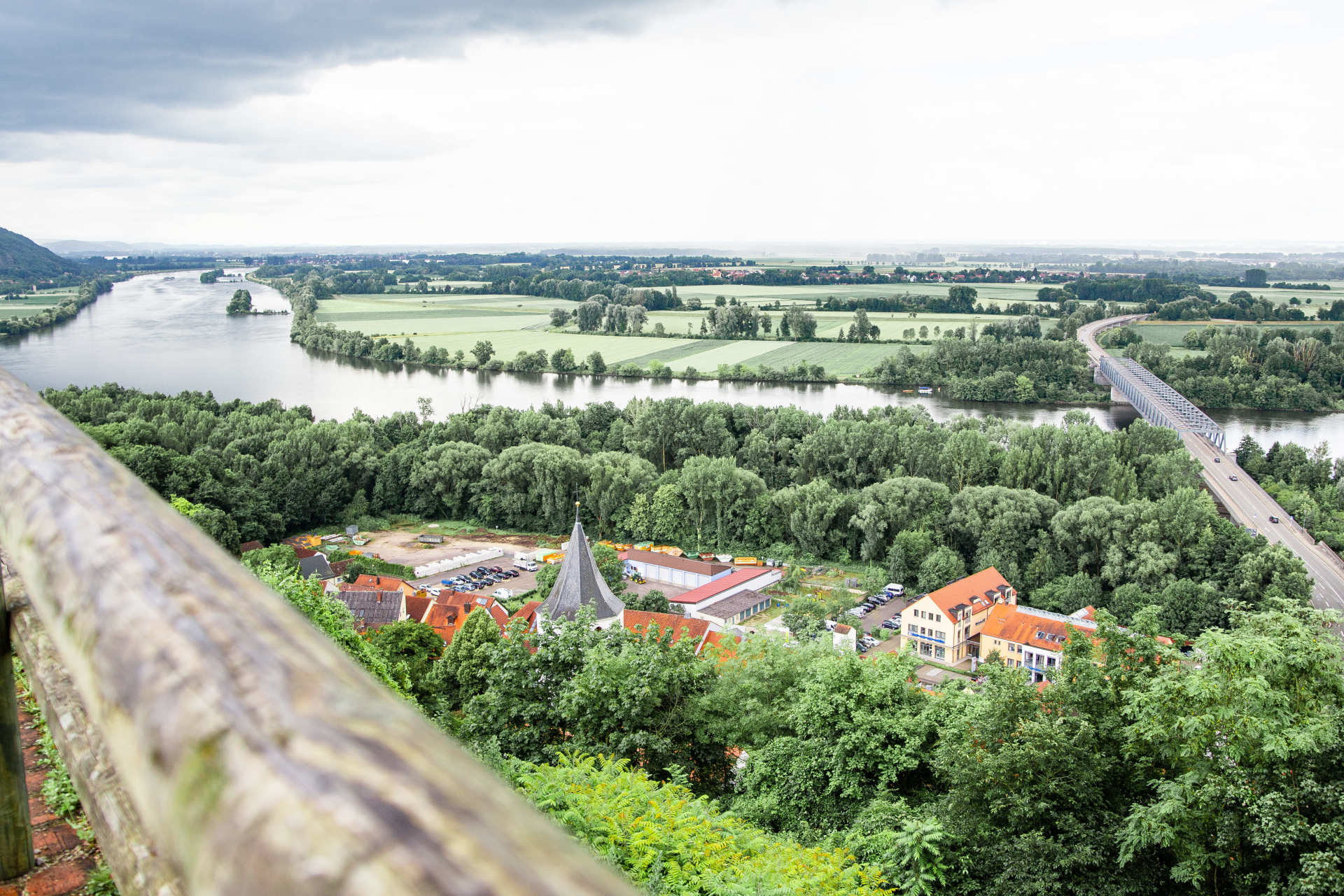 Dieses Bild zeigt die schöne Aussicht auf die Donau und Teile Regensburgs von der Burgruine in Donaustauf aus
