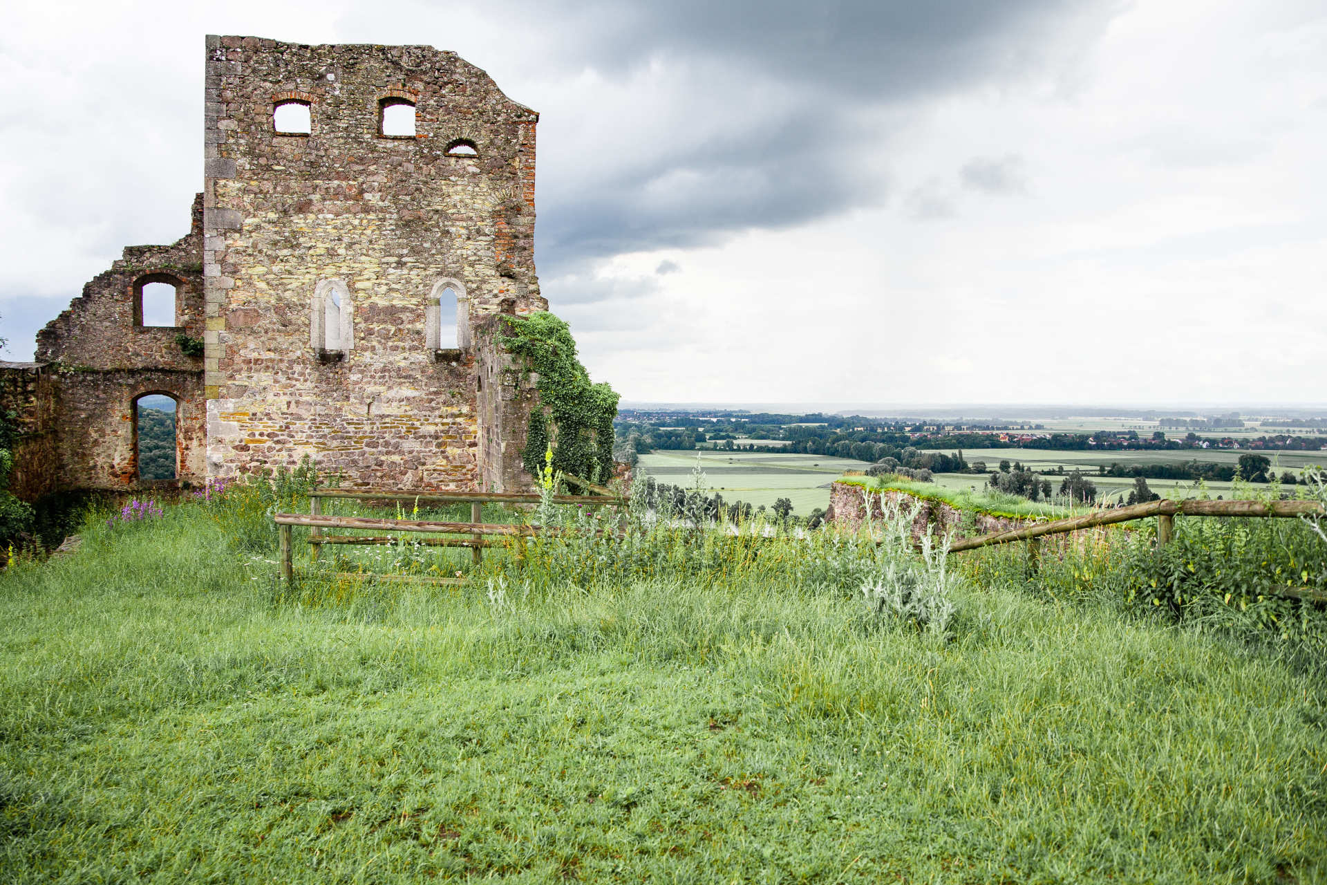 Das Bild zeigt die Burgruine in Donaustauf auf dem Aussichtspunkt mit dem Panoramablick auf Regensburg