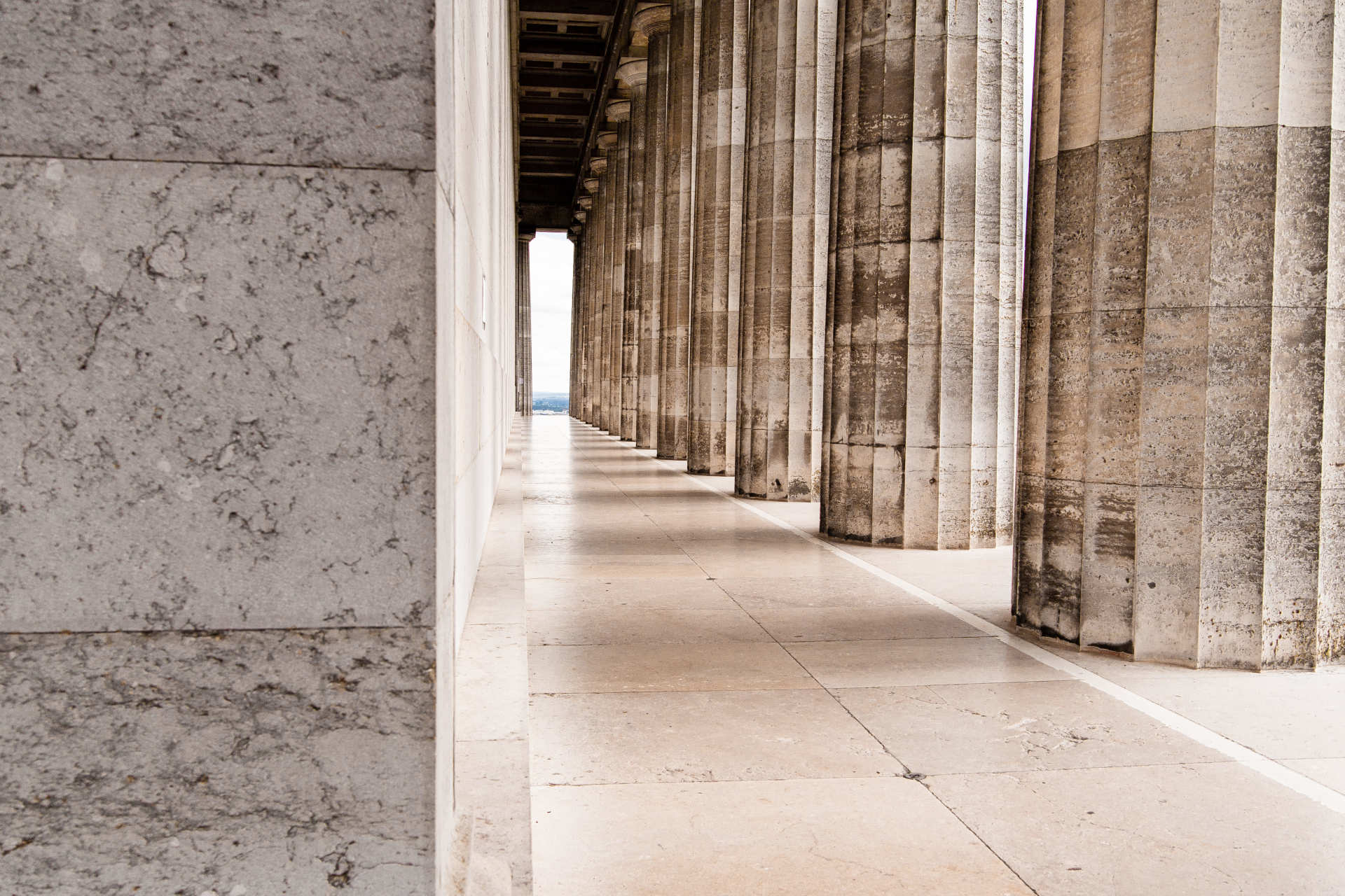 Man sieht die Walhalla von der Seite hinter einem Wiesenstück