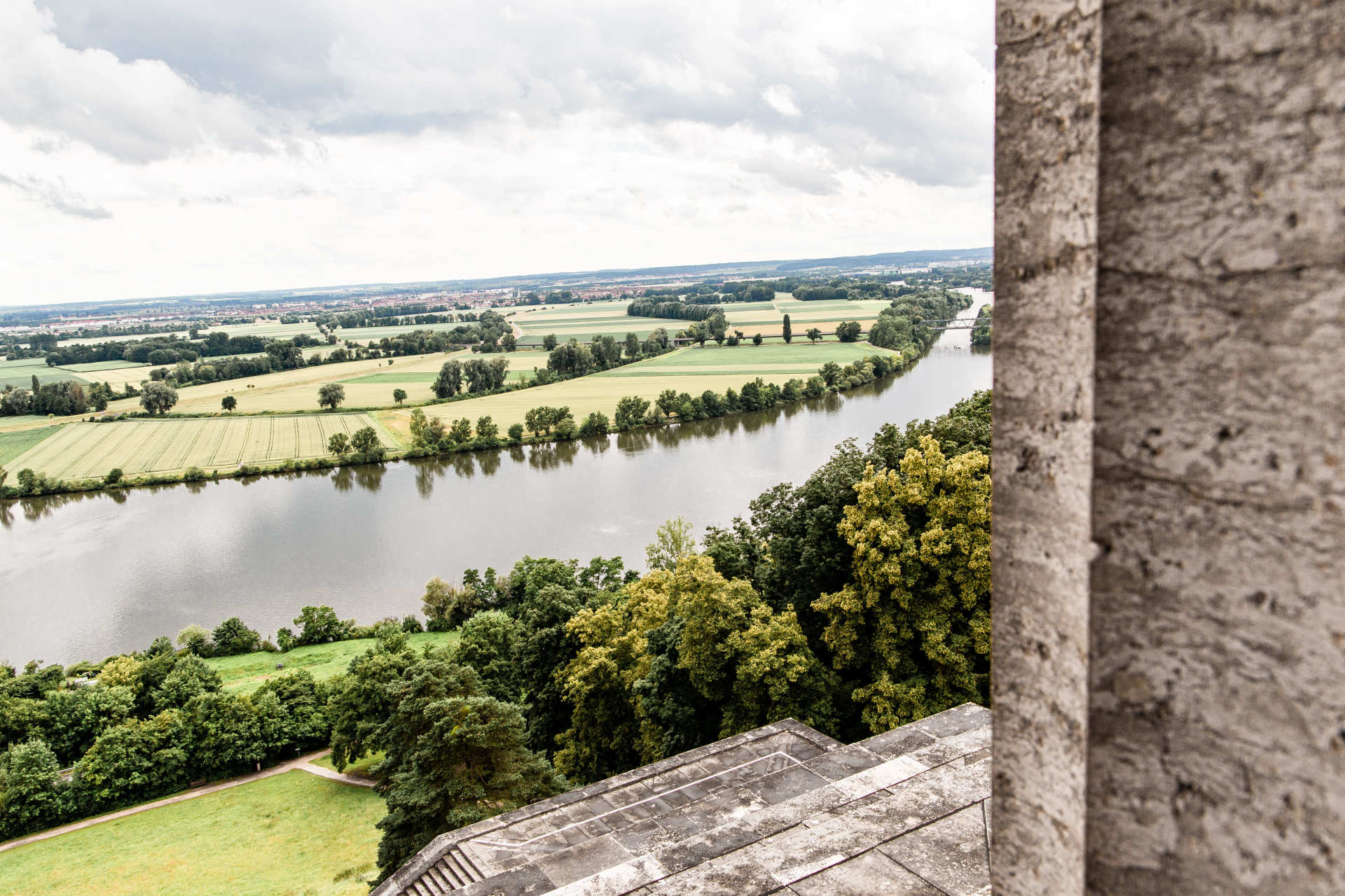 Auf dem Foto sieht man den Ausblick von der Walhalla auf Regensburg