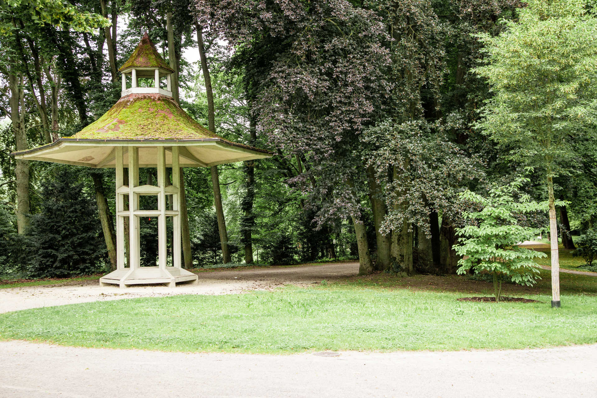 Das Foto zeigt einen Pavillon im Regensburger Park