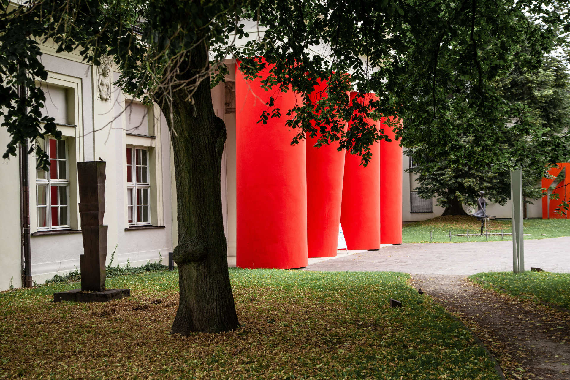 Das Bild zeigt die roten Säulen der Ostdeutschen Galerie im Regensburger Stadtpark
