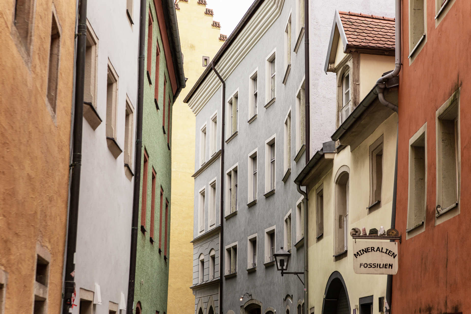 Bunte Häuser in der Regensburger Altstadt Das Foto zeigt die bunten Hausfassaden der Regensburger Altstadtgassen