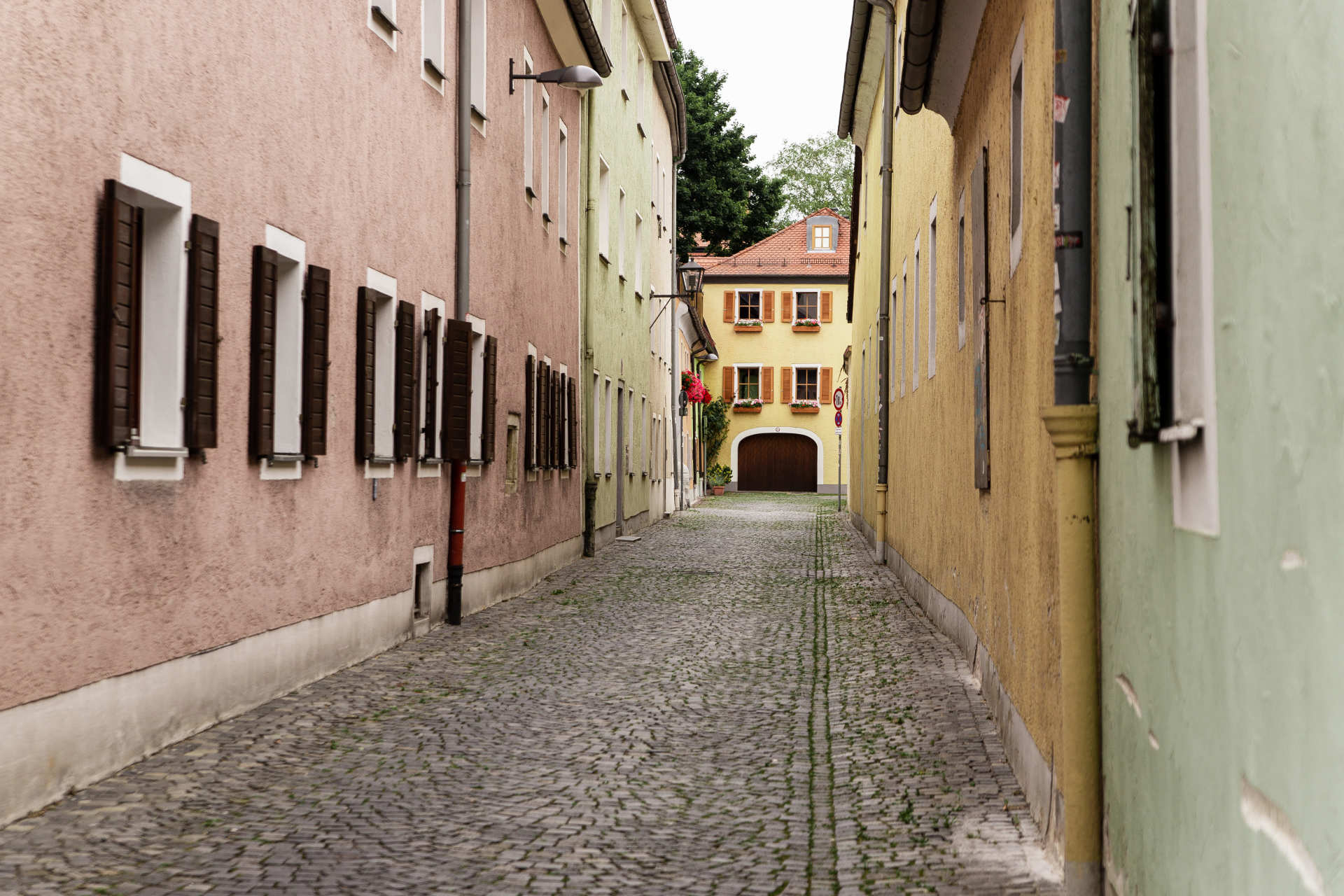 Dies ist eine Fotografie von einer Gasse in Regensburg