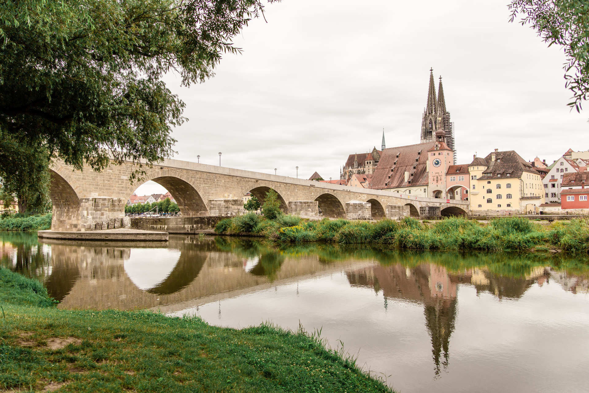 Steinerne Brücke und die Donau in Regensburg Man sieht die steinerne Brücke und den Dom von Regensburg