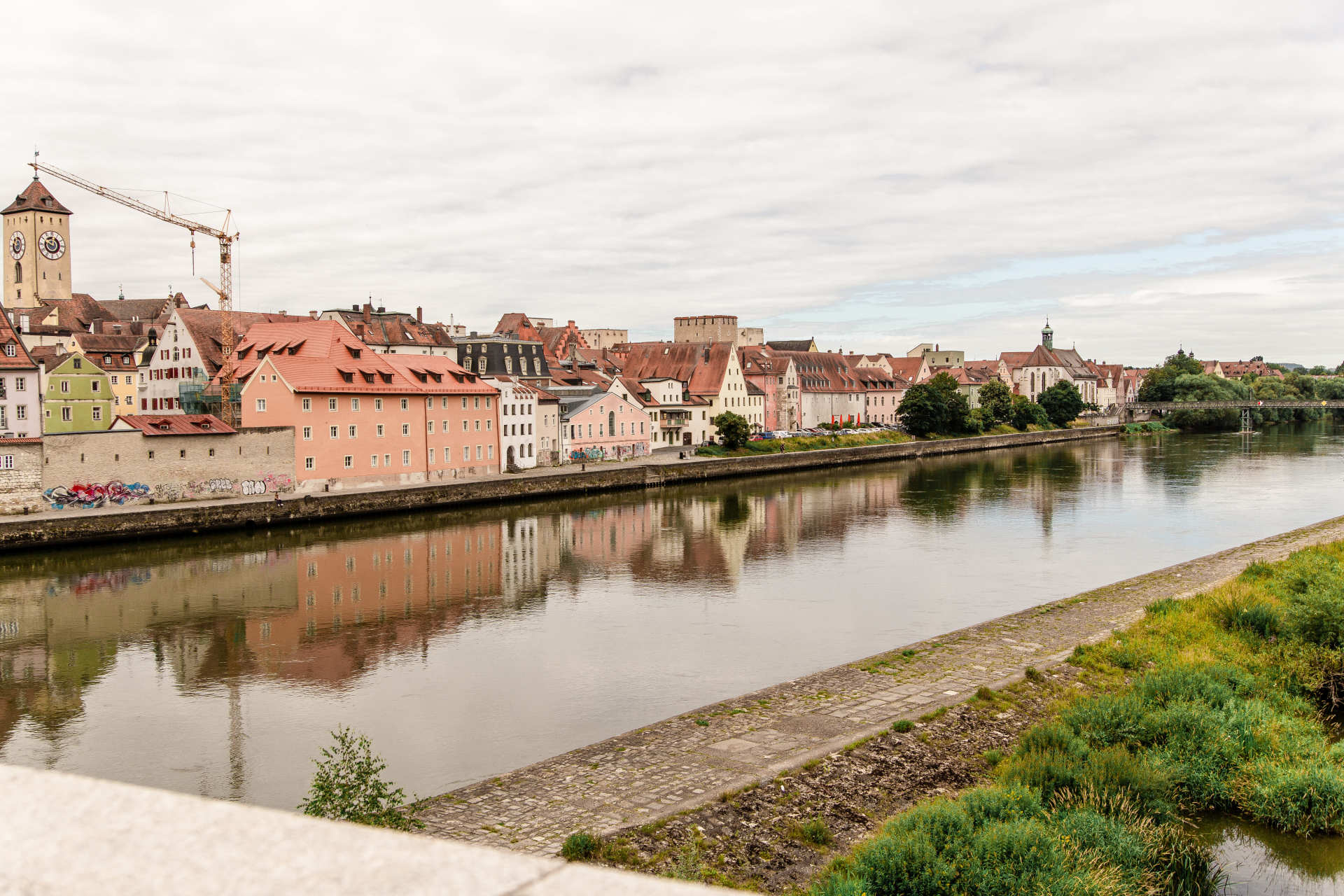 Das Foto zeigt die Steinerne Brücke in Regensburg